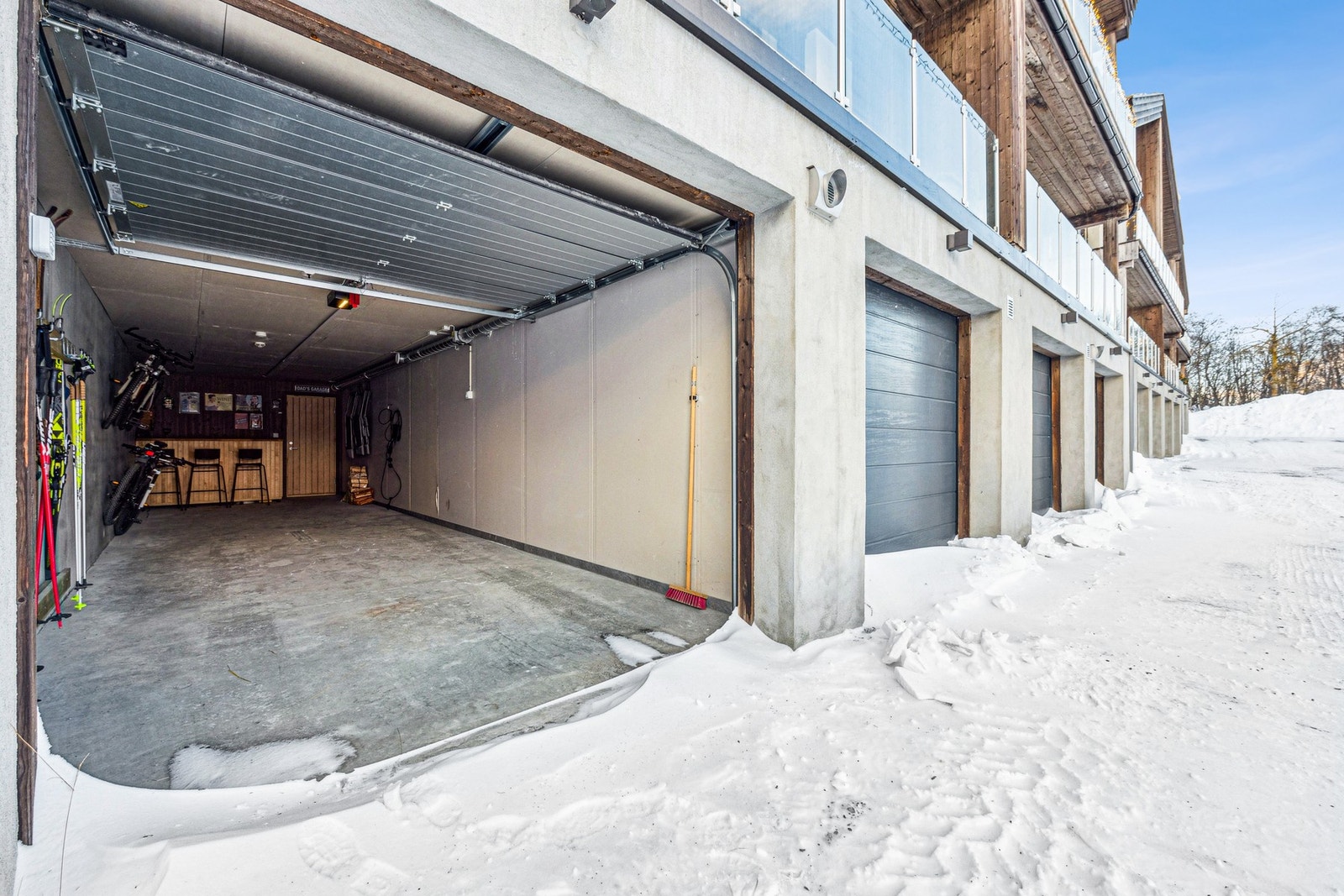Egen garasje rommer 2 biler etter hverandre. El-port, elbil-lader, vannuttak og eget styrt avtrekk. Galleribilde