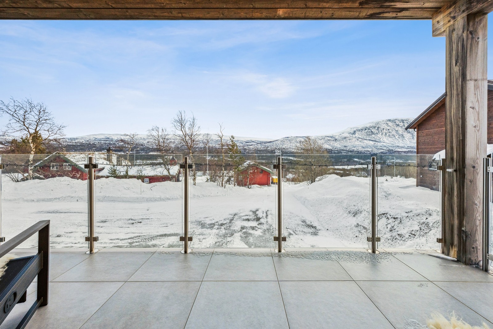 Verandaen byr på vid utsikt. Galleribilde