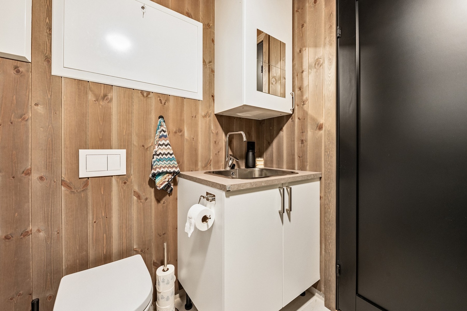 Kombinert vaskerom med ekstra toalett og vask gir praktisk bruk om man er flere i leiligheten samtidig Galleribilde