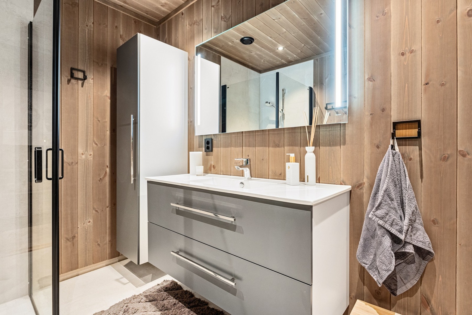 Kombinert vaskerom med ekstra toalett og vask gir praktisk bruk om man er flere i leiligheten samtidig Galleribilde