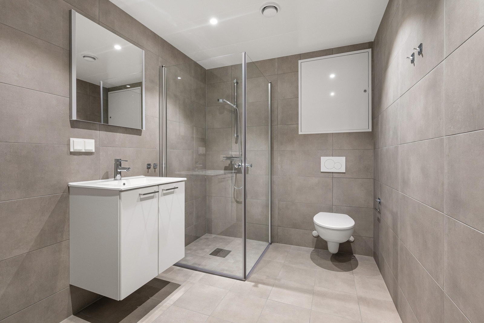 Lekkert bad med gulvvarme og opplegg til vaskemaskin Galleribilde