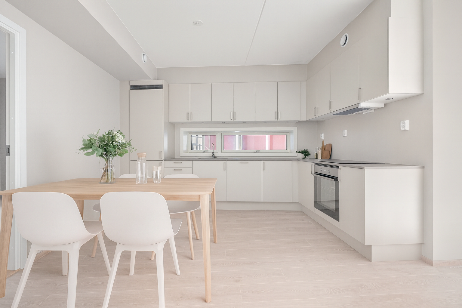 Åpen kjøkkenløsning med integrerte hvitevarer: kjøl/frys, komfyr, oppvaskmaskin Galleribilde