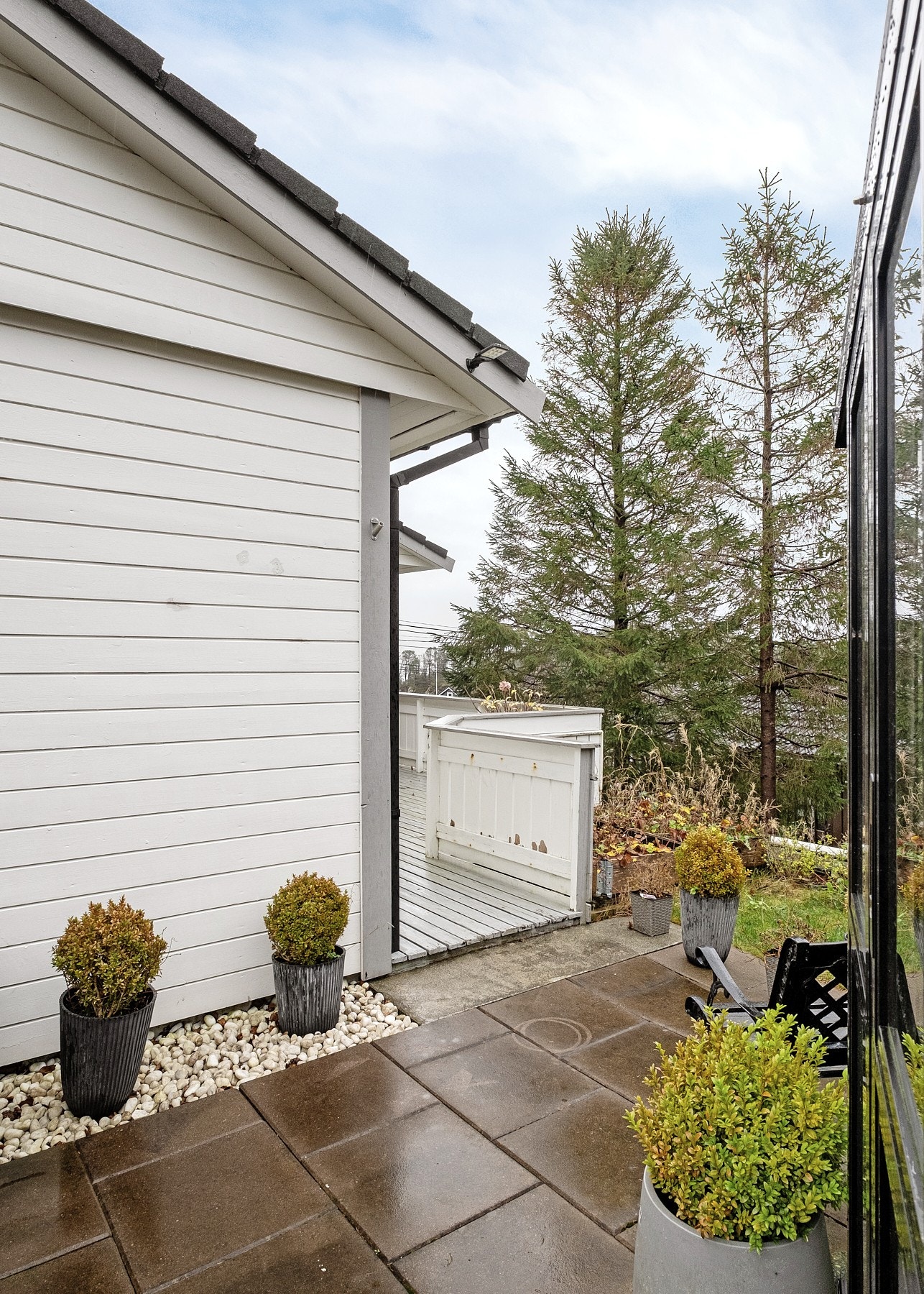 Delvis fliselagt uteplass Galleribilde