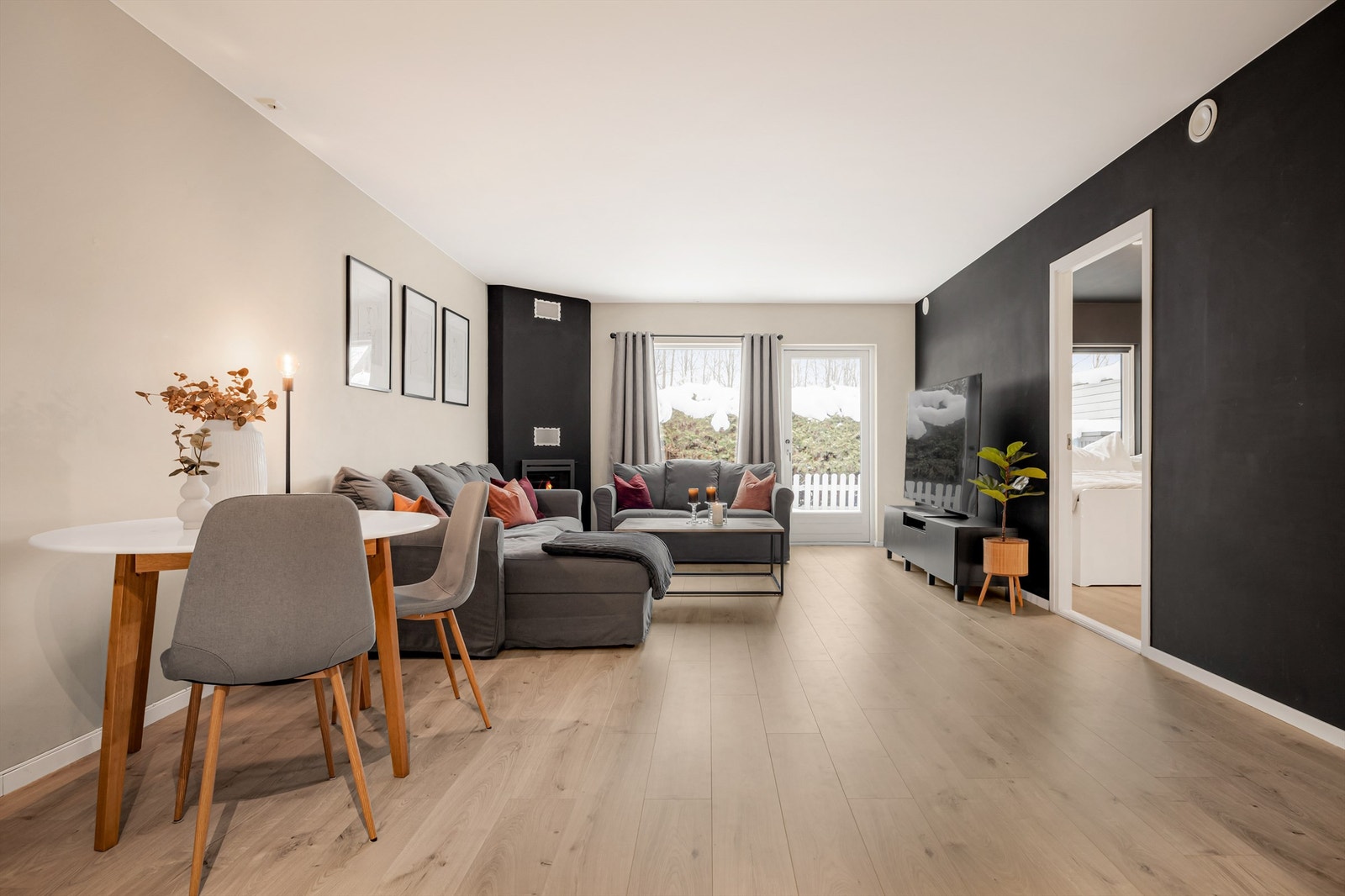 Innvendige overflater består av: Laminat på gulv. Malte vegger og himling. Galleribilde