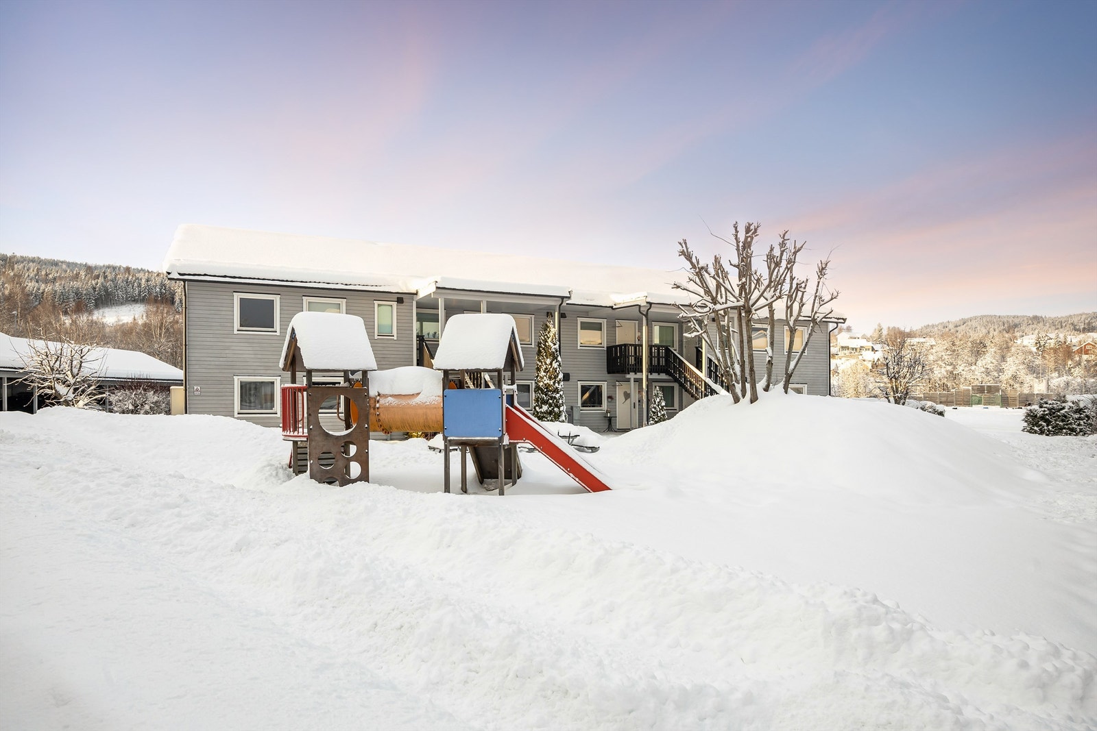 Opparbeidet fellesareal med lekeplass på borettslagets tomt Galleribilde