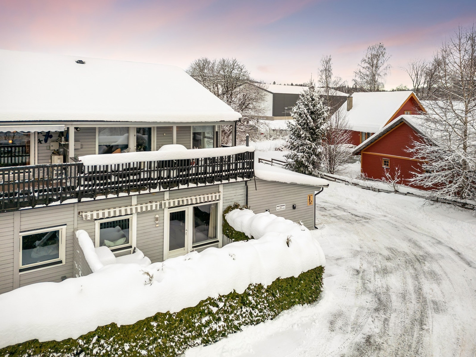 Sol fra ca. kl. 09.00 til 19.30 (midtsommerstid) iflg. selger Galleribilde