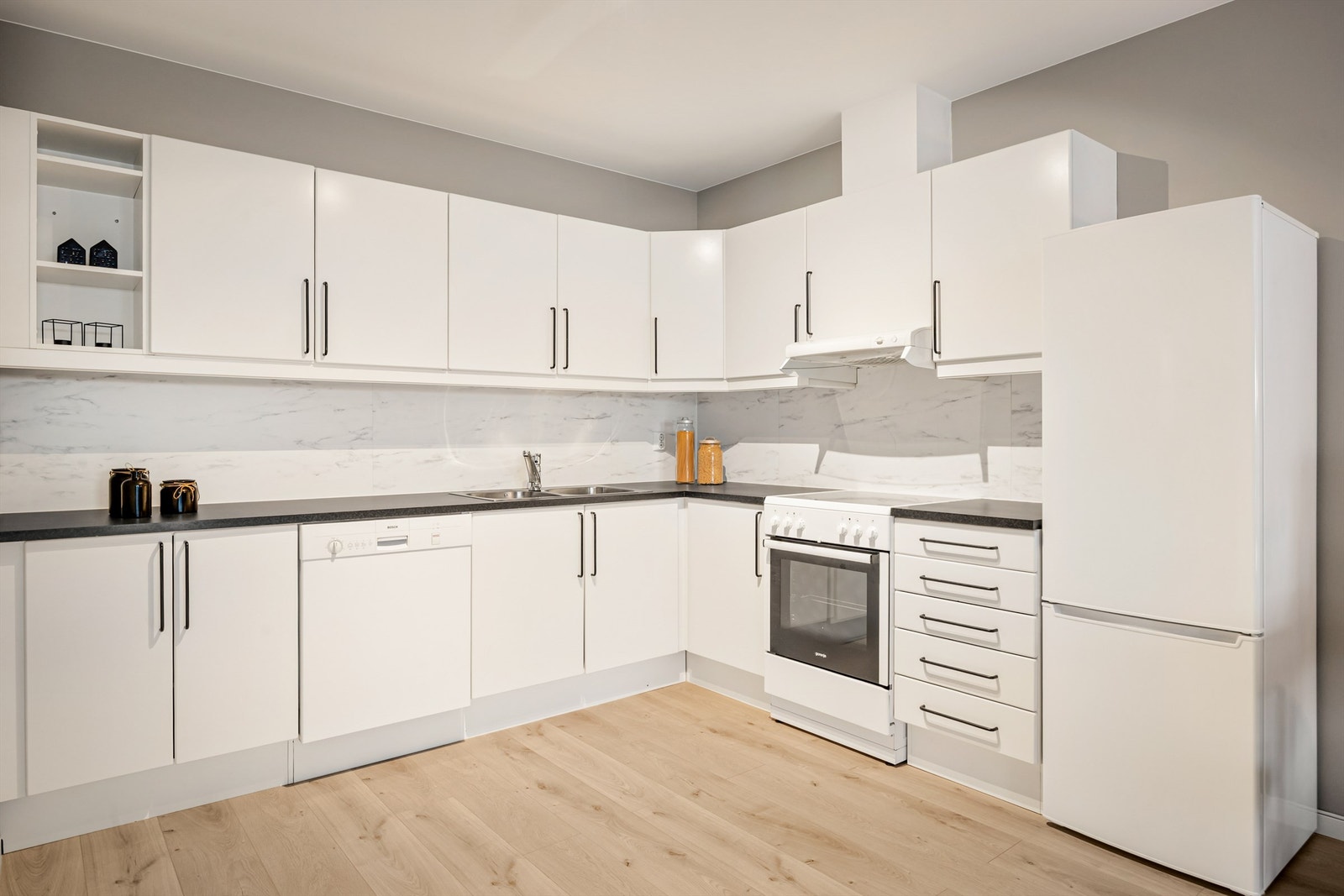 Laminert plate på vegg over benkeplater av laminat Galleribilde