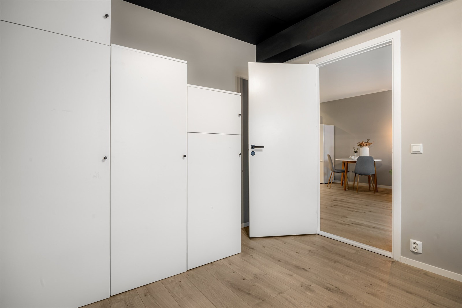 Garderobeløsning med flere garderobeskap i hvit og glatt utførelse Galleribilde