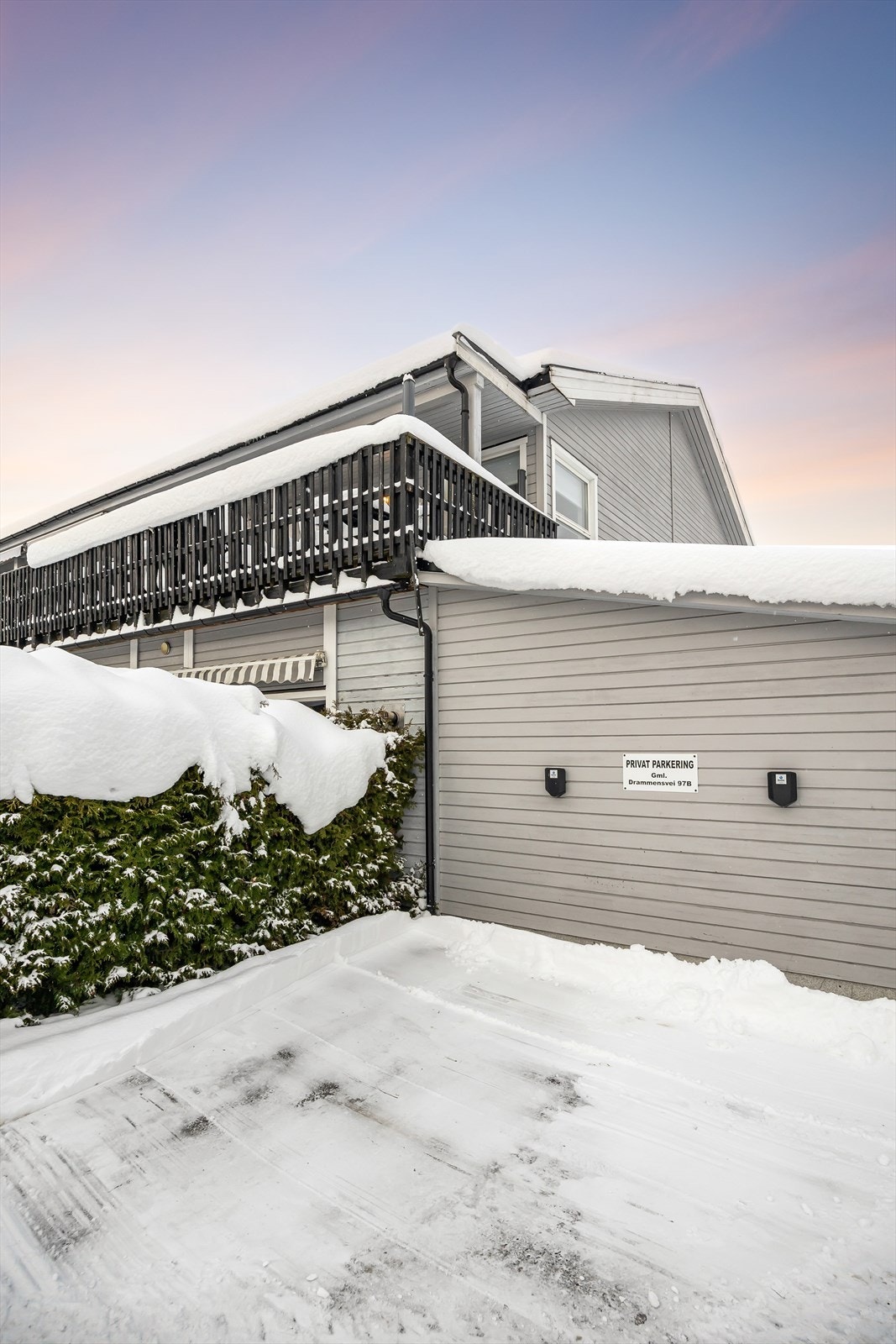 Leiligheten disponerer to faste utvendige parkeringsplasser - Rett ved leiligheten (adkomst fra Gamle Drammensvei) Galleribilde