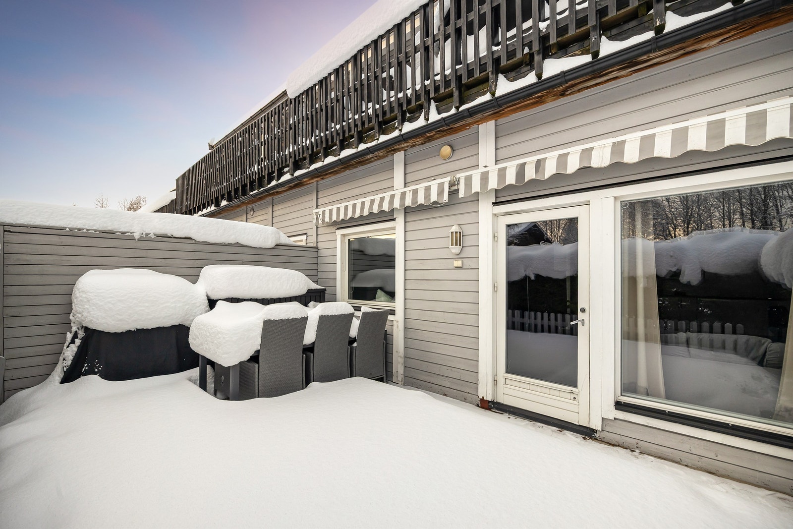 Lun sydøstvendt markterrasse på ca. 25 kvm med markiser Galleribilde