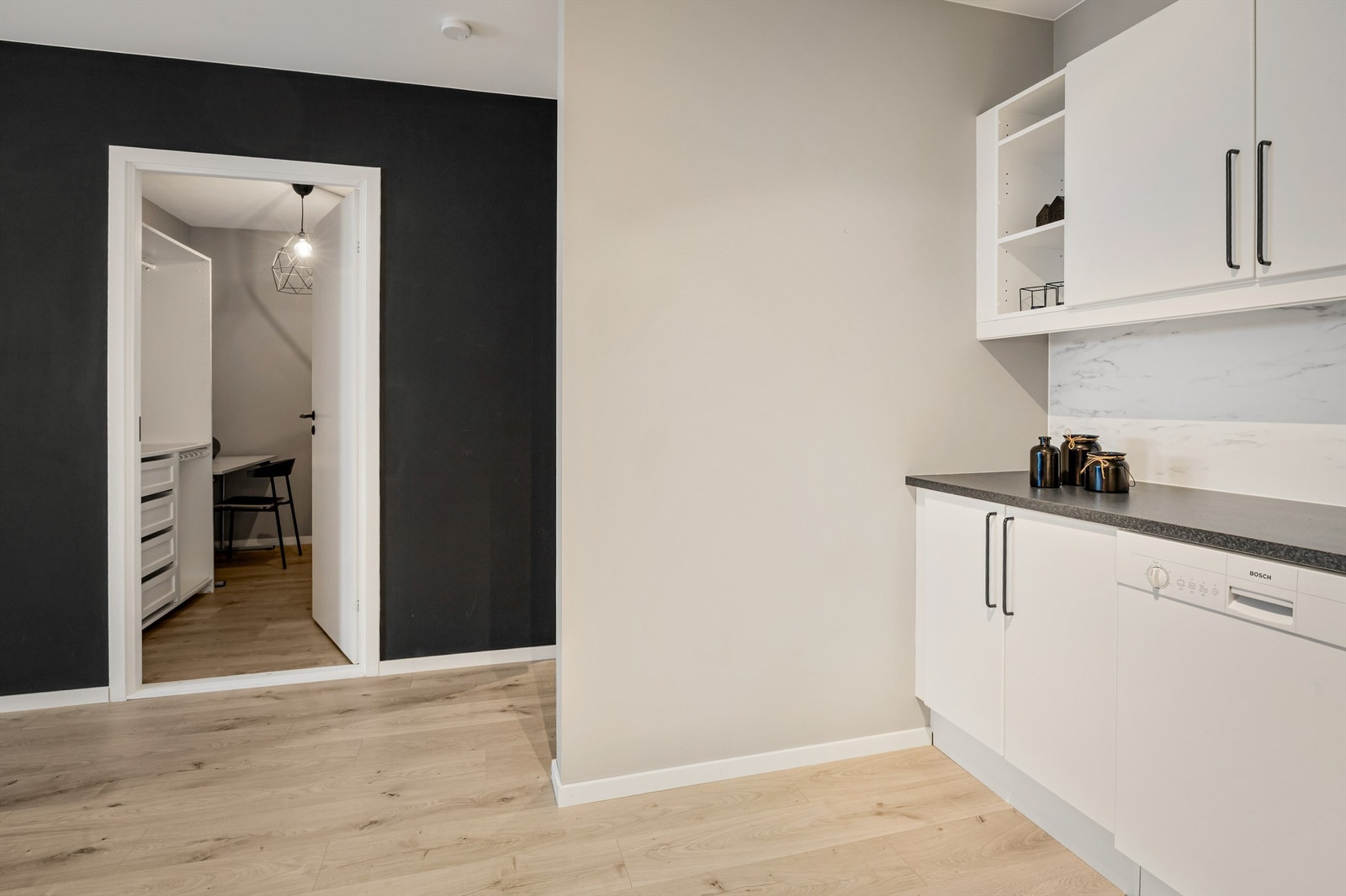 Kjøkkenet har medfølgende hvitevarer Galleribilde