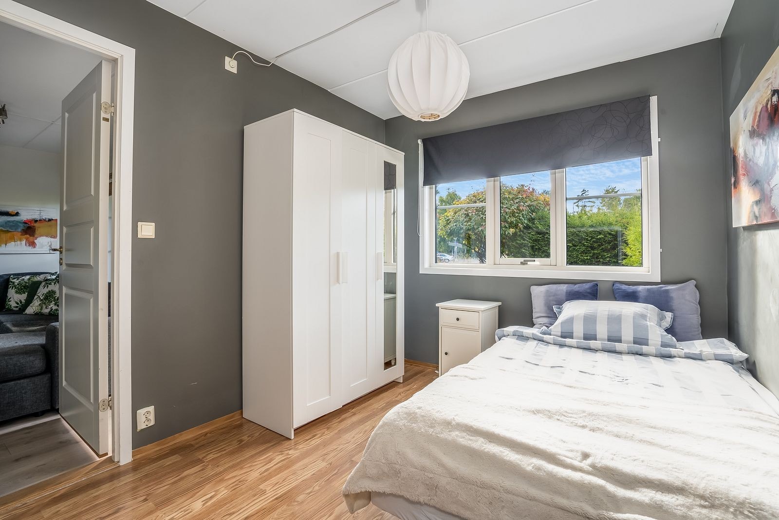 Soverom 2 med vindu ut mot hage og terrasse. Galleribilde