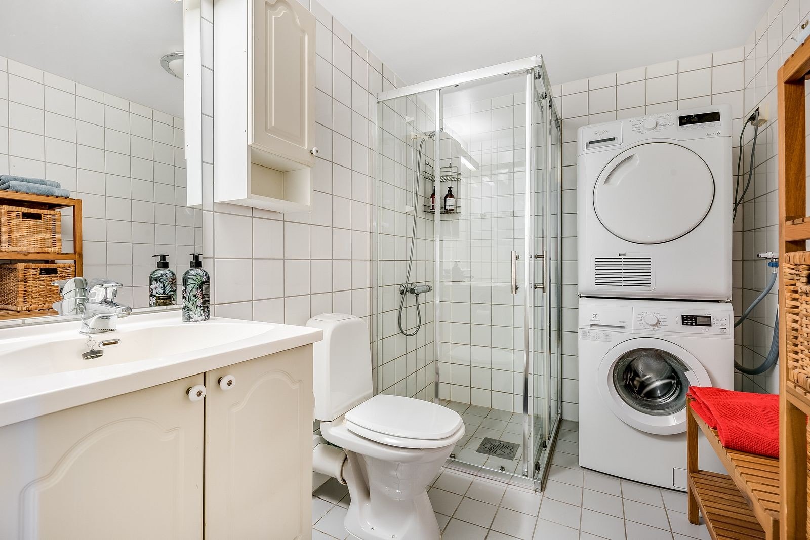 Flislagt bad. Vaskemaskin og tørketrommel følger med. Galleribilde
