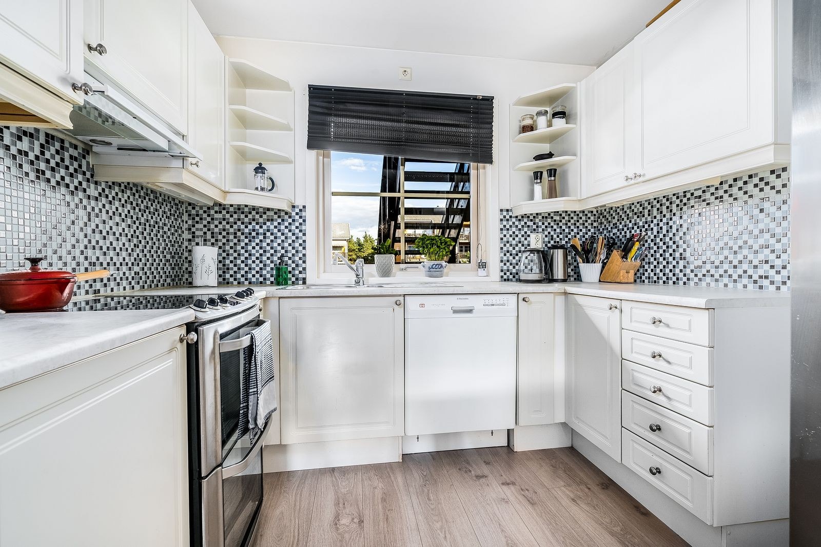 Kjøkken med tilhørende hvitevarer. Galleribilde