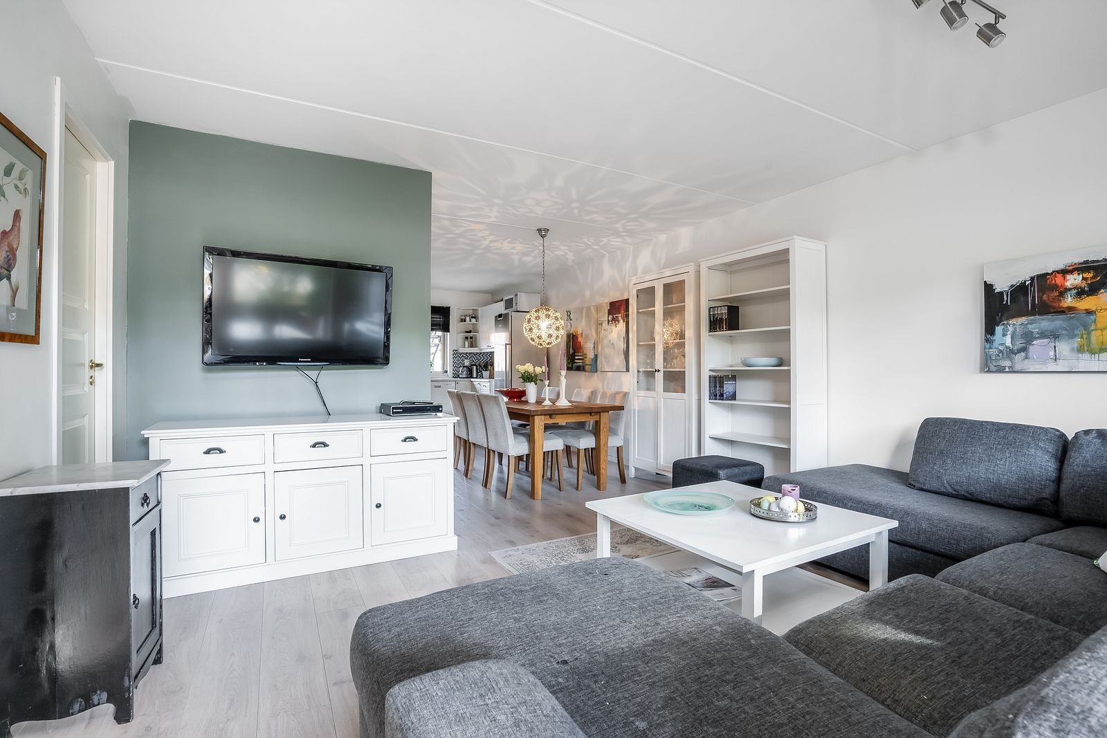 Romslig og lys stue. Møbler følger med. Galleribilde