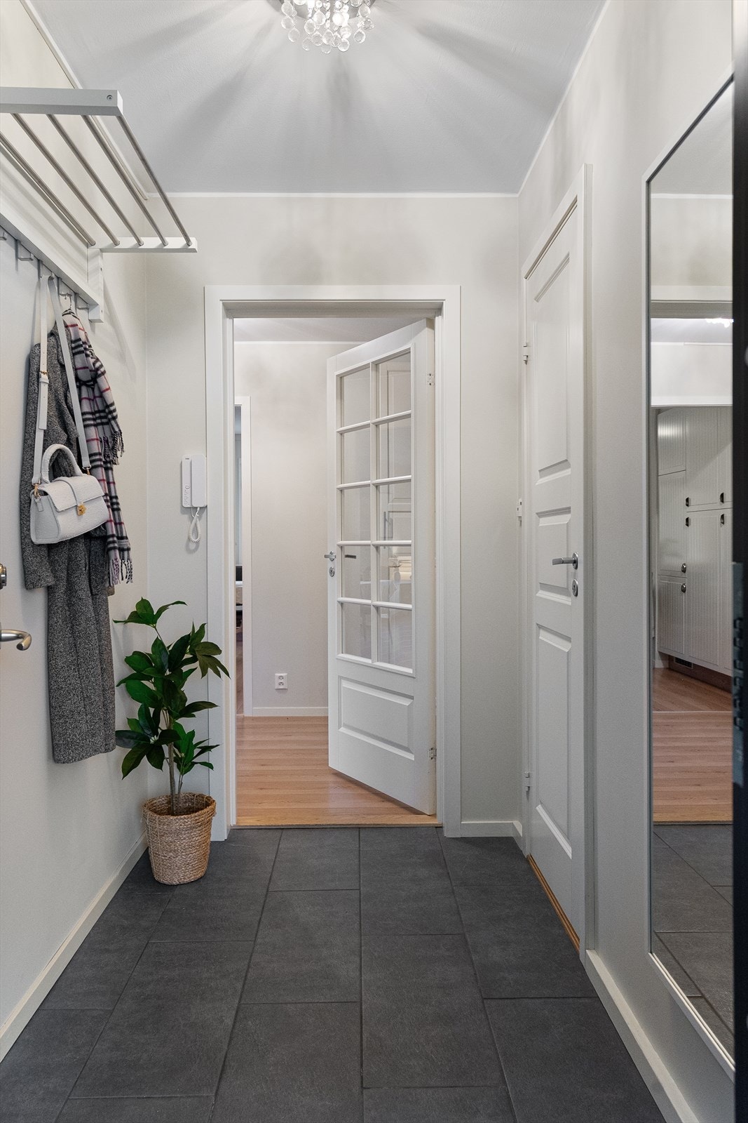 Inngang med fliser og innbydende farger Galleribilde