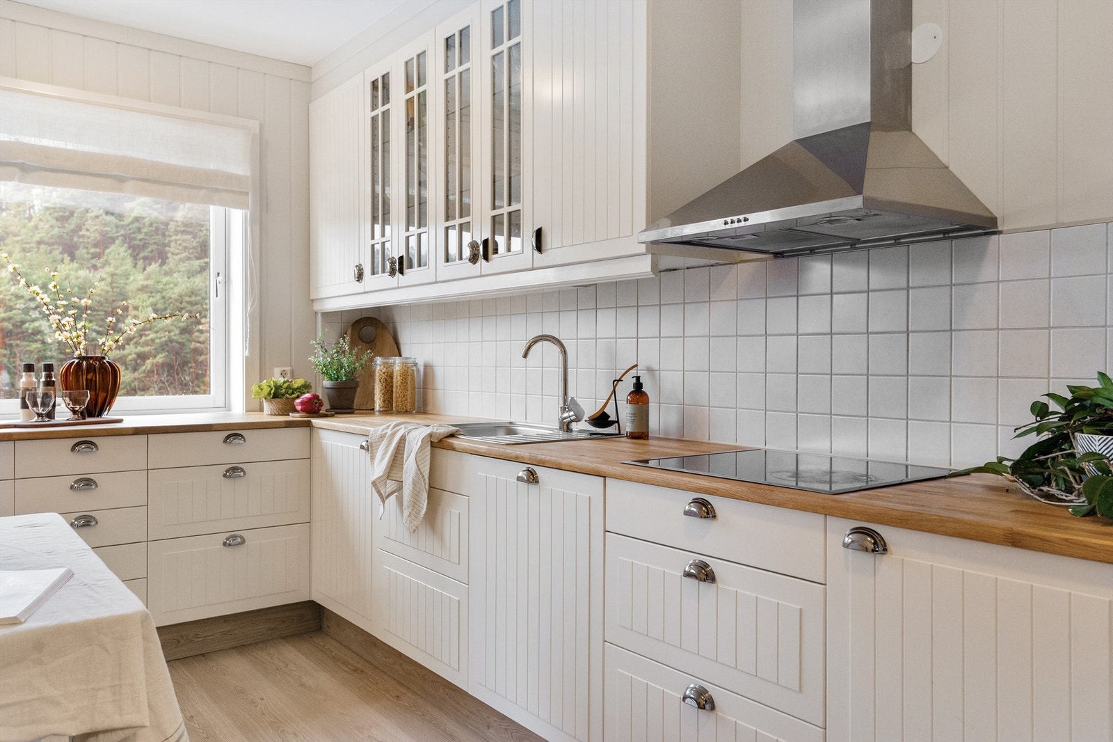 Stilrent kjøkken i tidløse farger Galleribilde