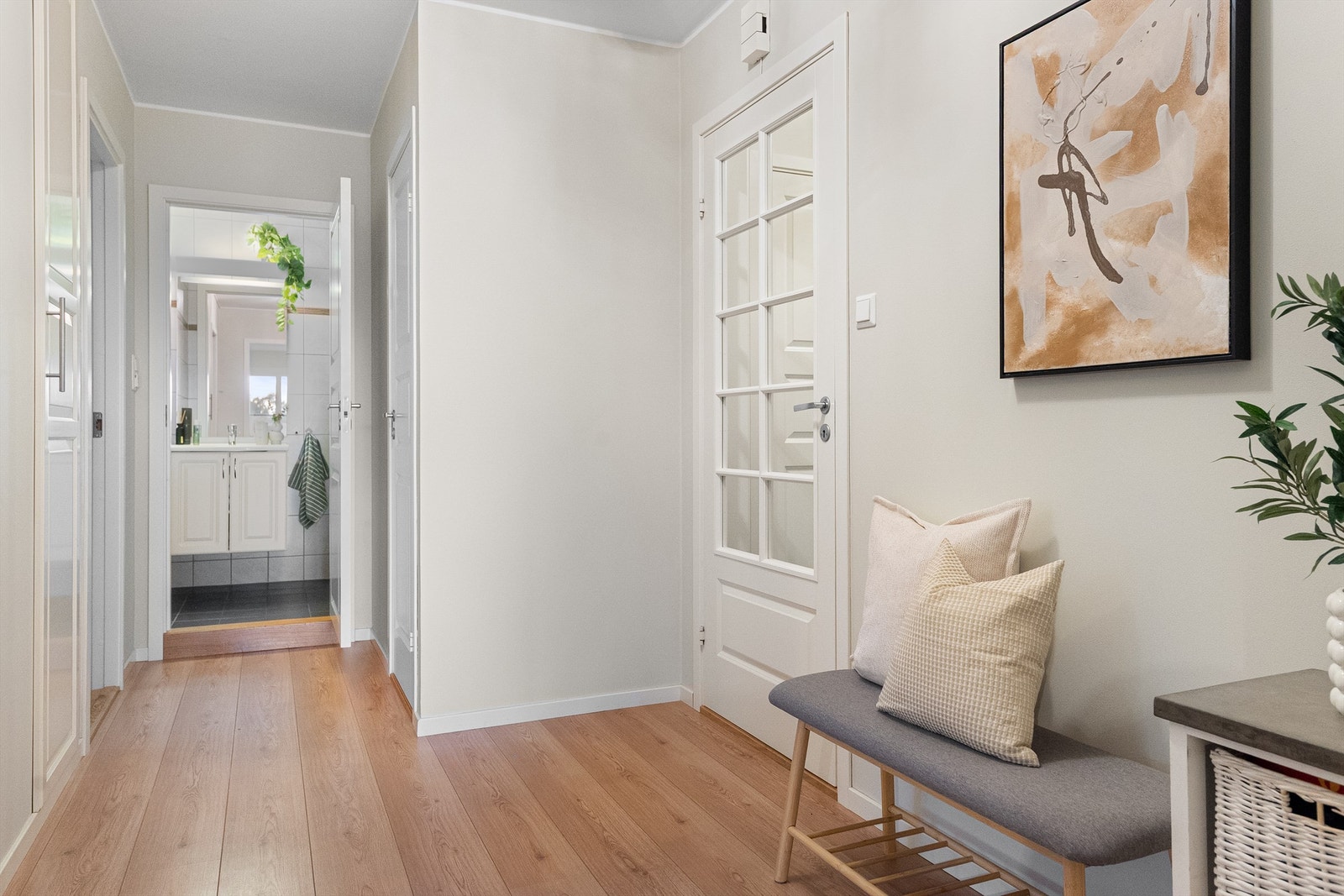 Gang med lett tilkomst til boligens rom Galleribilde