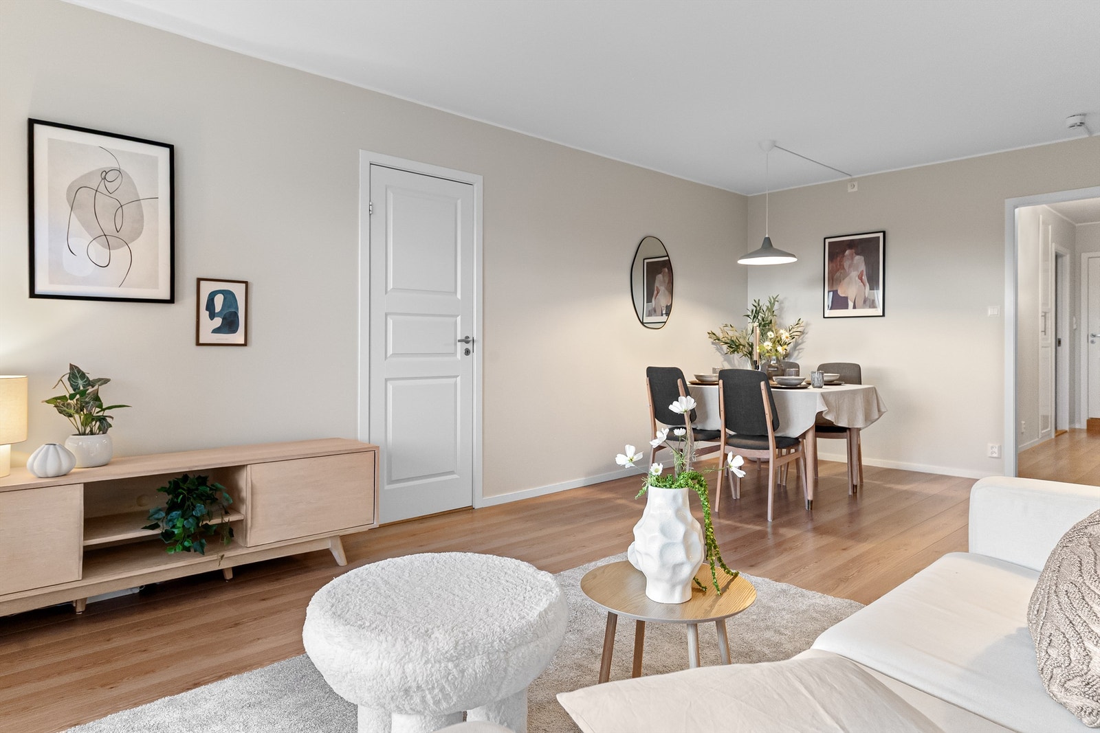 Fra stue er det tilkomst til leilighetens 2. soverom Galleribilde