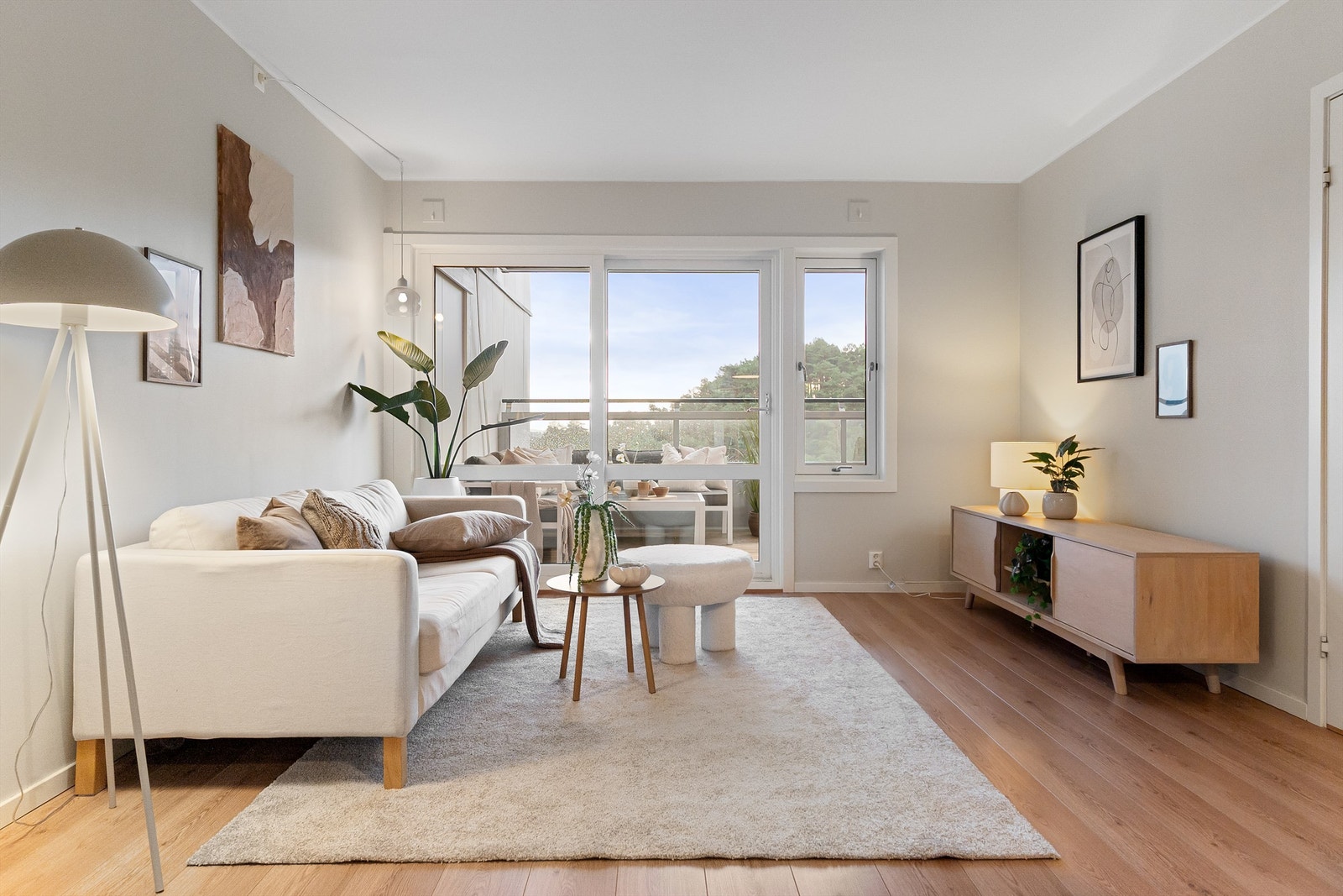 En meget lys og tiltalende stue, med store vindusflater som tilfører rikelig med naturlig lysinnslipp. Galleribilde