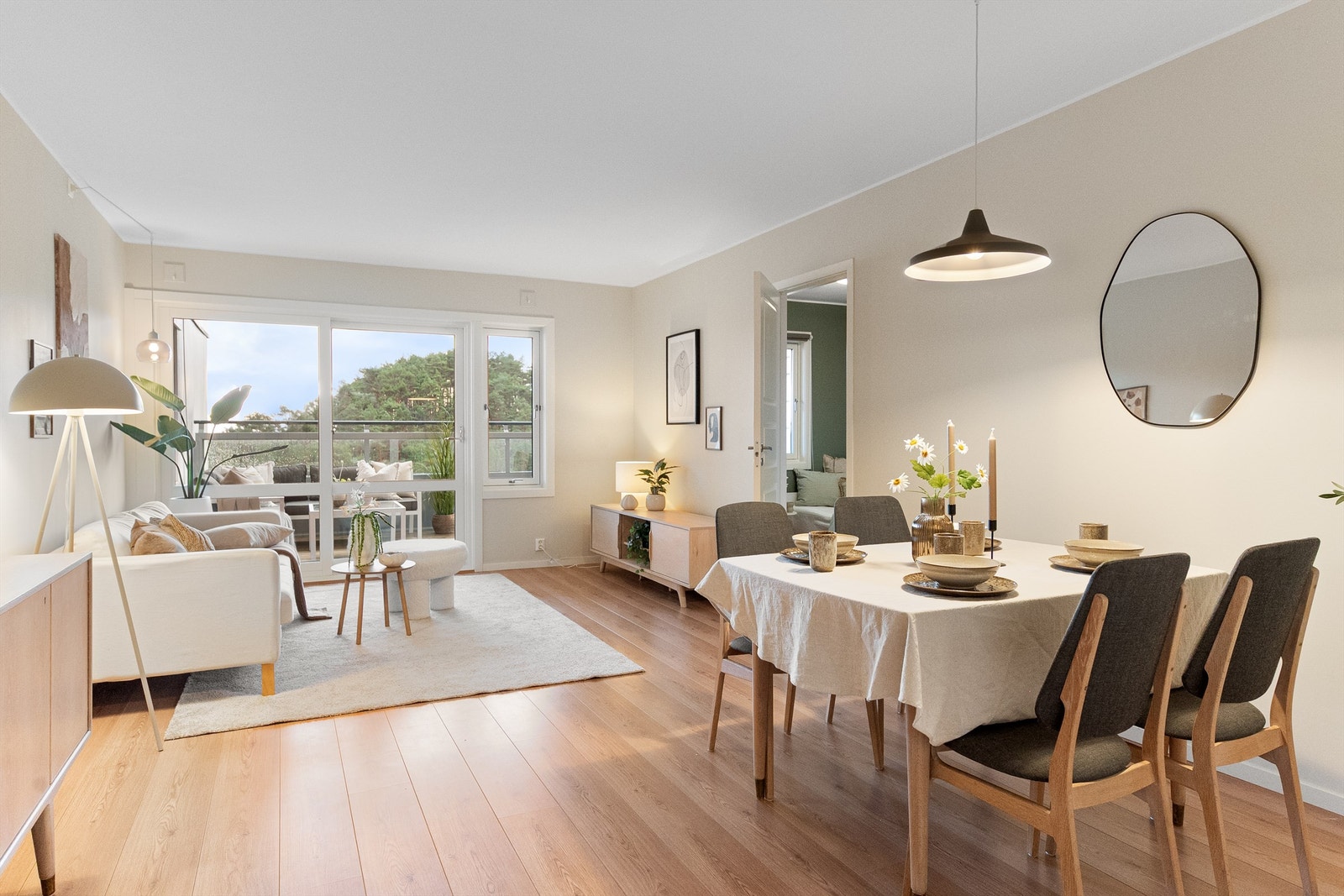 En nydelig 4-roms leilighet med fine overflater og en meget god beliggenhet i byggets 12etg! Galleribilde