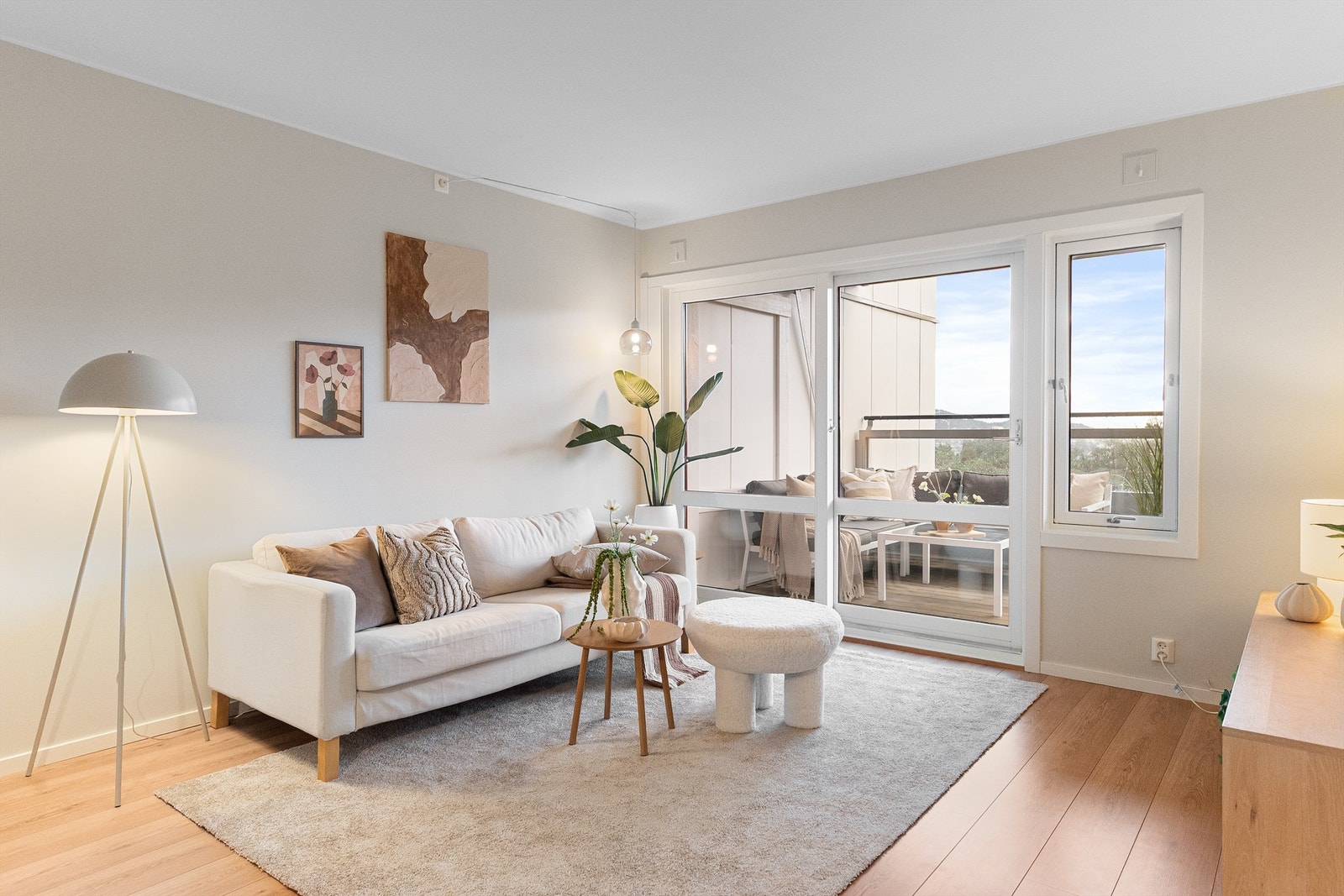 Fra stue er det tilkomst til leilighetens balkong Galleribilde