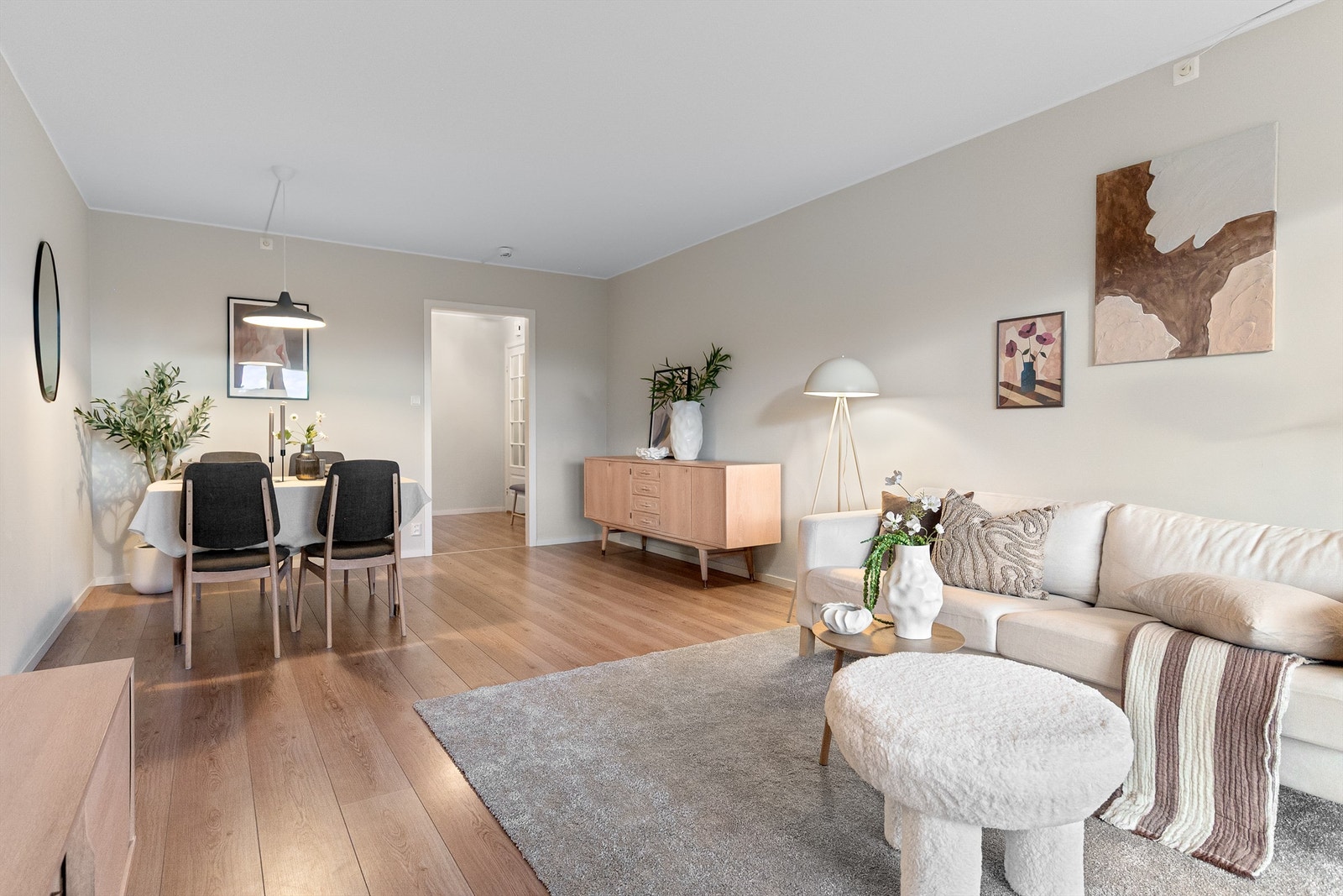 God plass til spisebord/sittegruppe, med muligheter for egen kreativ innredning Galleribilde