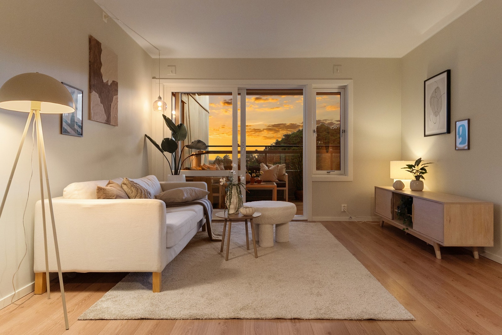 Generøse vindusflater og god takhøyde som sørger for en åpen og luftig romfølelse Galleribilde