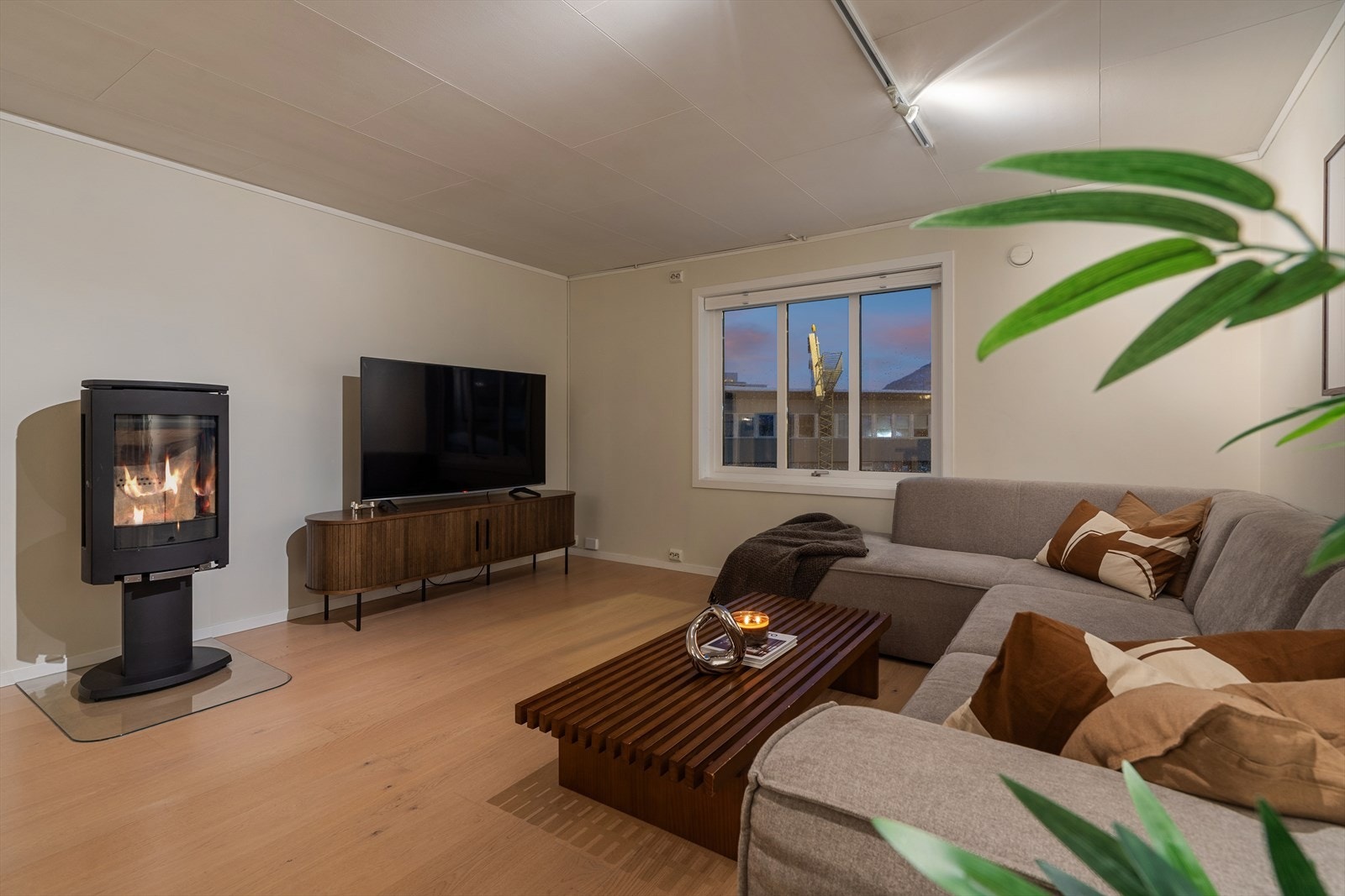 Innbydende stue med god plass til sofagruppe og spisebord. Peisovn gir en trivelig atmosfære på kjølige dager. Galleribilde