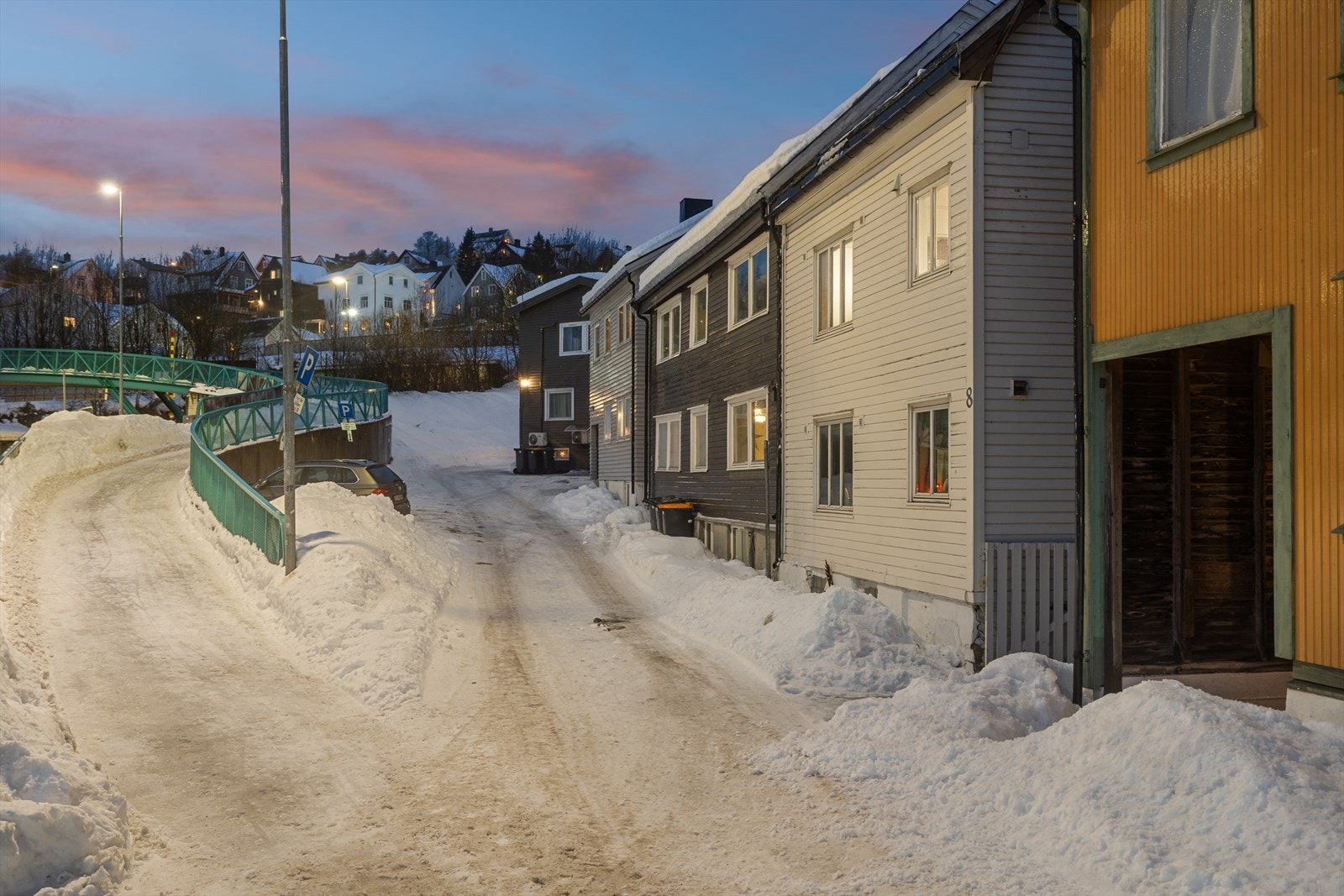 I området finner det meste av butikker og servicetilbud, og det er heller ikke lange veien til skoler, barnehager og kollektivtransport. Galleribilde