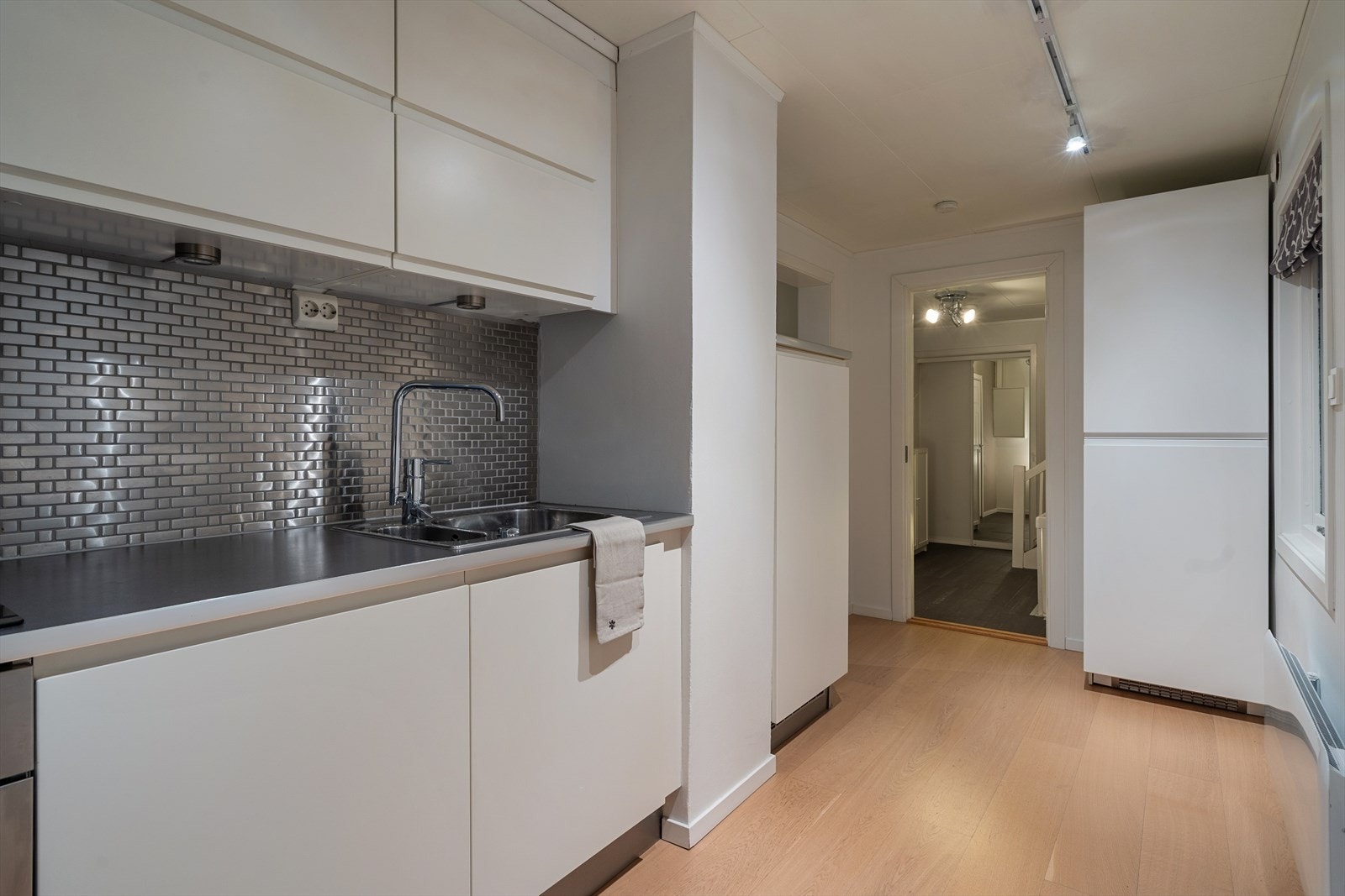 Kjøkkenet har godt med skap og benkeplass. Galleribilde