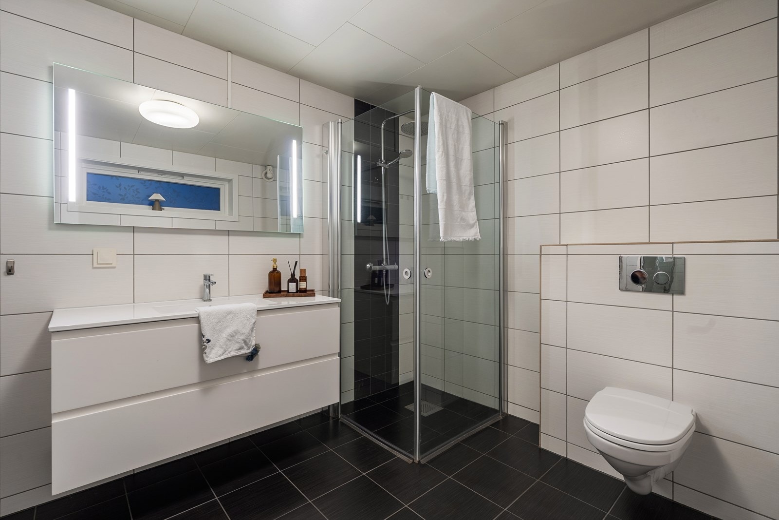 Bad oppgradert i 2009 med fliser på vegger og gulv med gulvvarme. Galleribilde