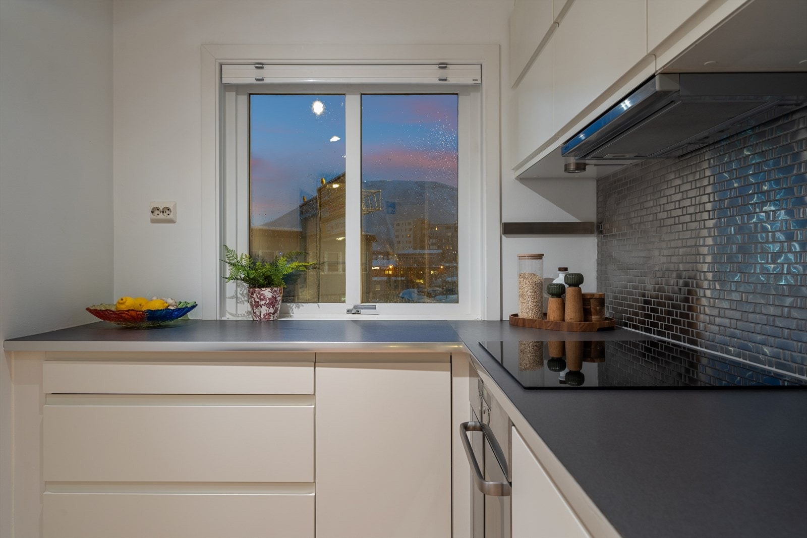 Det er integrerte hvitevarer som kjøleskap, fryseskap, oppvaskmaskin, platetopp og stekeovn. Kjøkkenventilator med avtrekk ut. Galleribilde