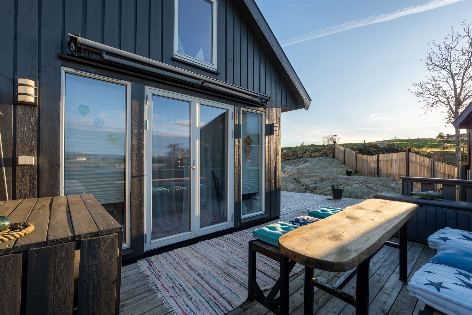 Koselige uteplasser . Utgang fra stue/kjøkken. Stor markise Galleribilde