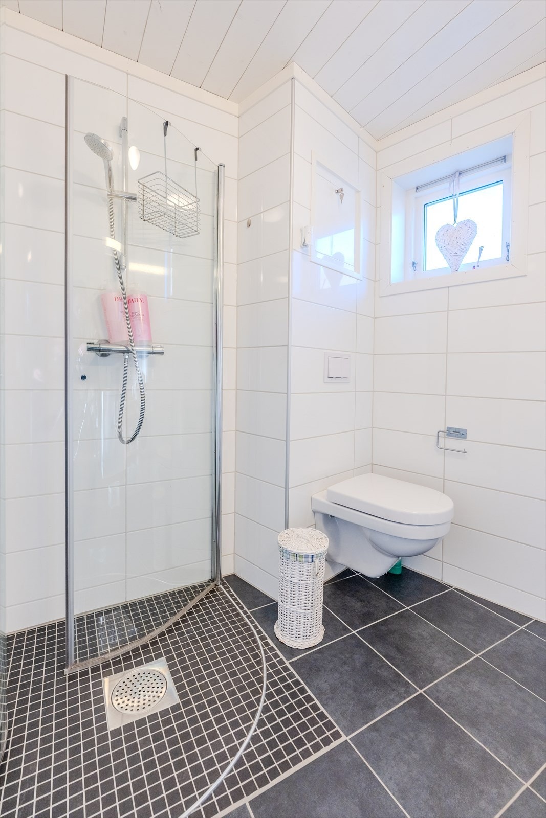 Bad med dusj og opplegg til vaskemaskin Galleribilde