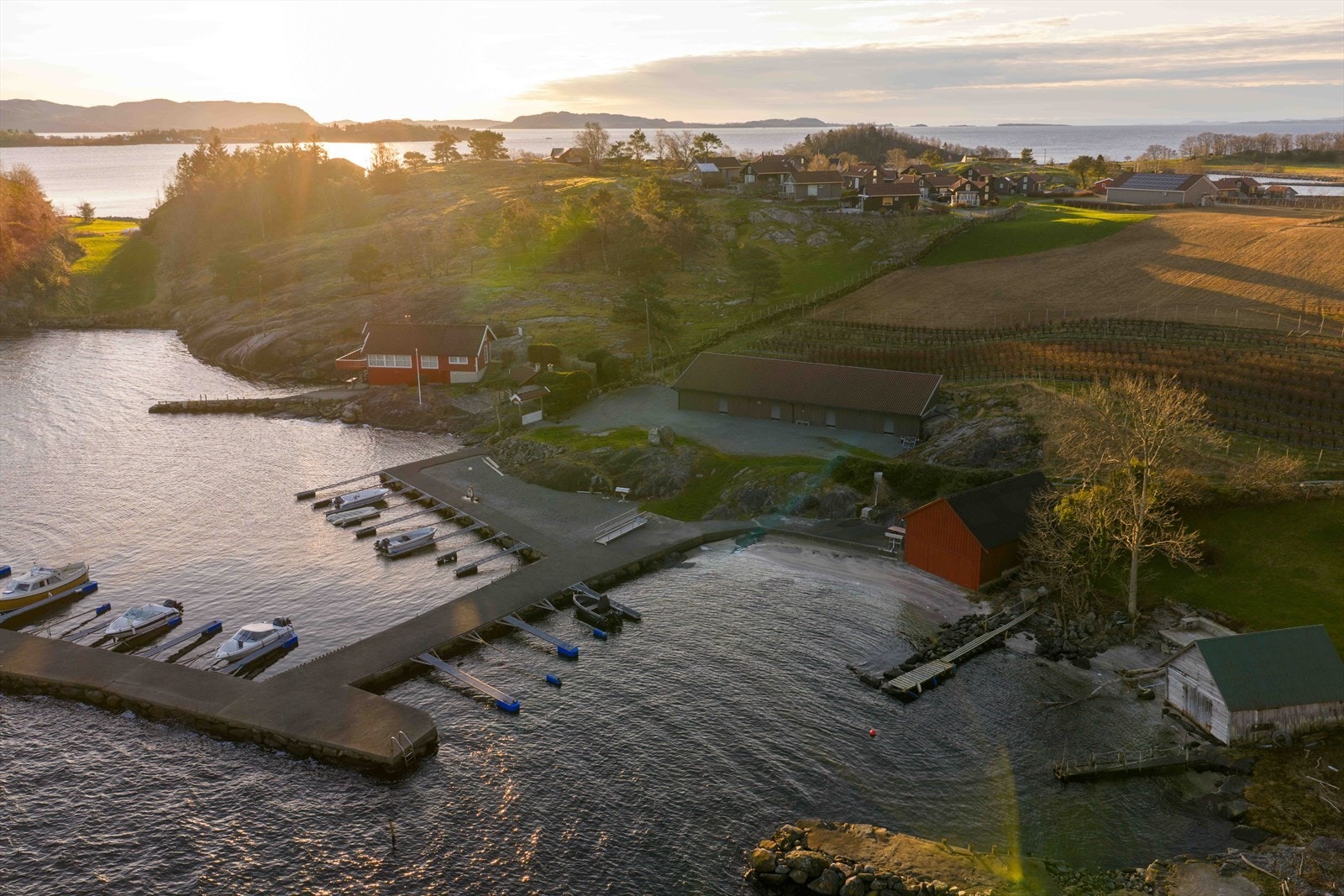 Kort vei ned til sjøen. Muligheter for å leie båtplass og naustbod Galleribilde