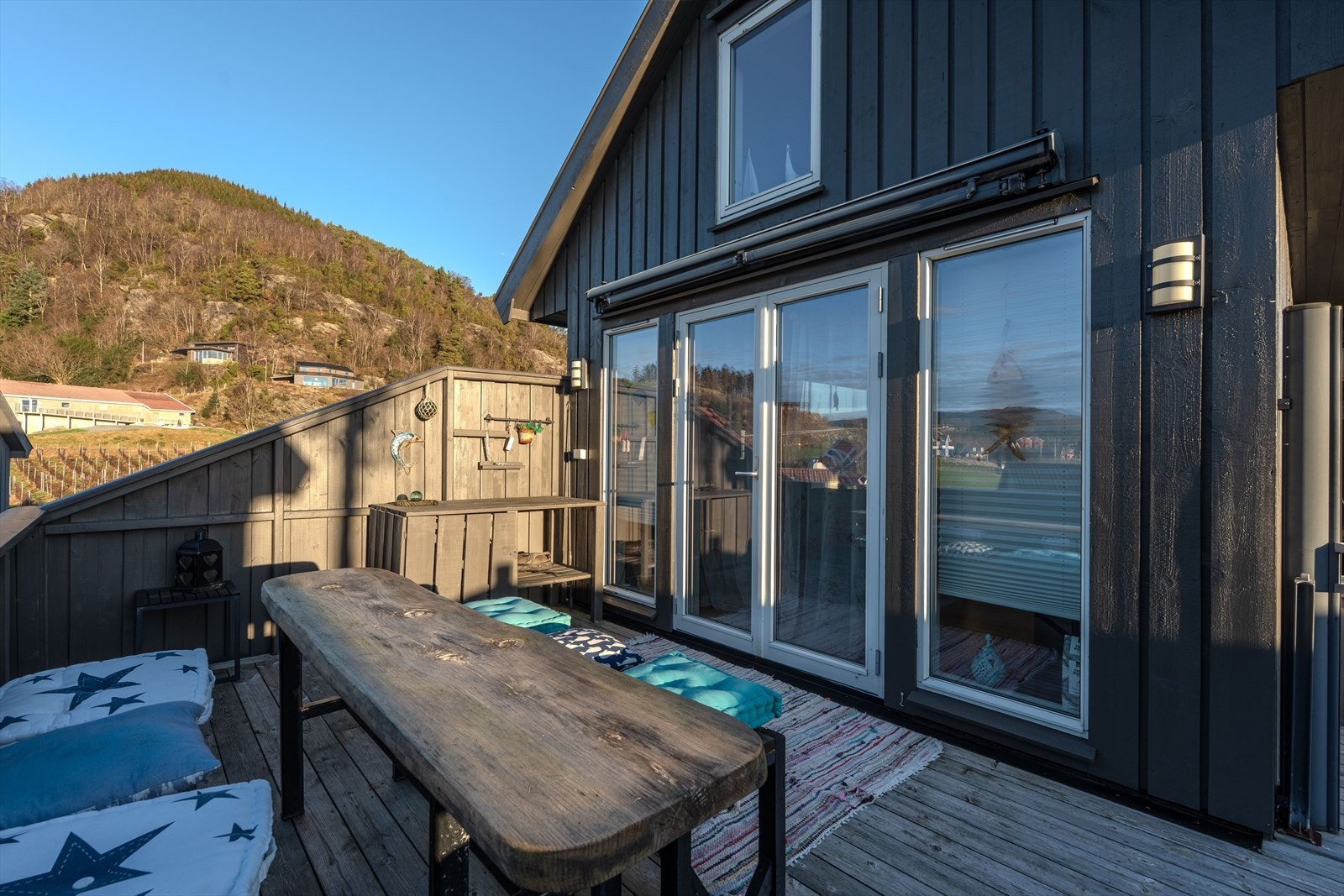 Koselige uteplasser . Utgang fra stue/kjøkken. Stor markise Galleribilde