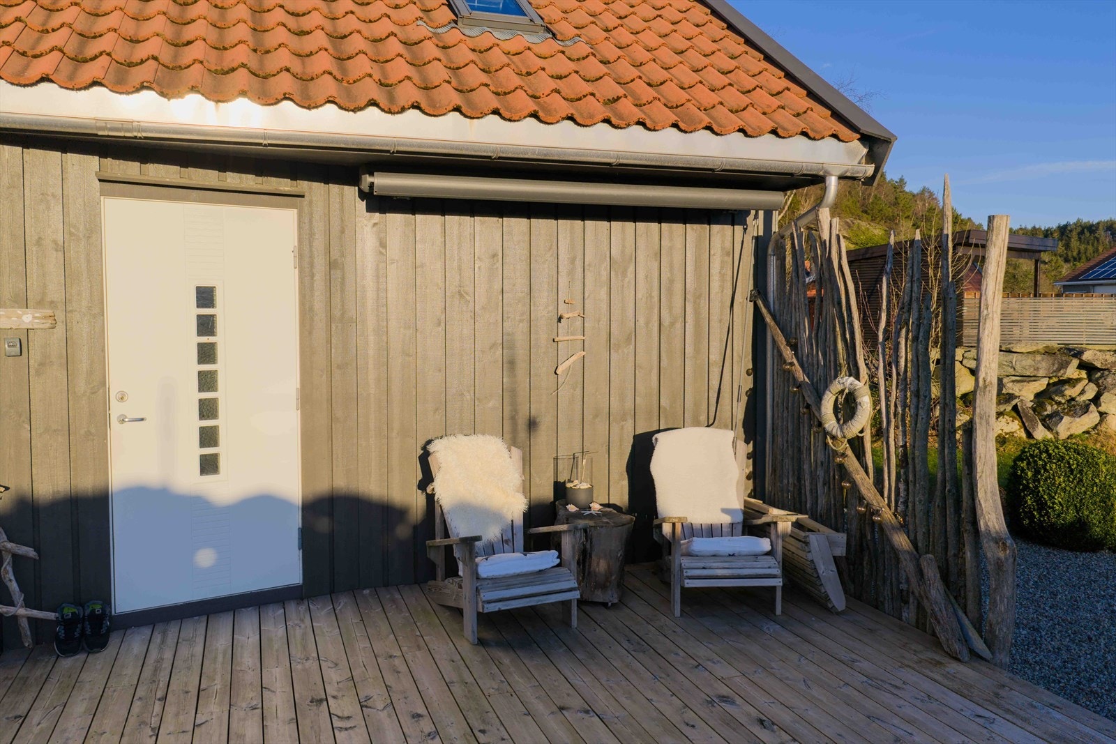 Sittegruppe med markise Galleribilde