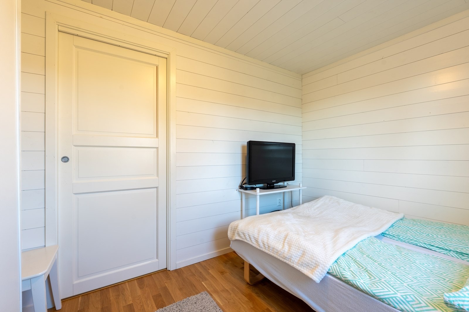 Soverom 1 etasje med skyvedørsgarderobe Galleribilde