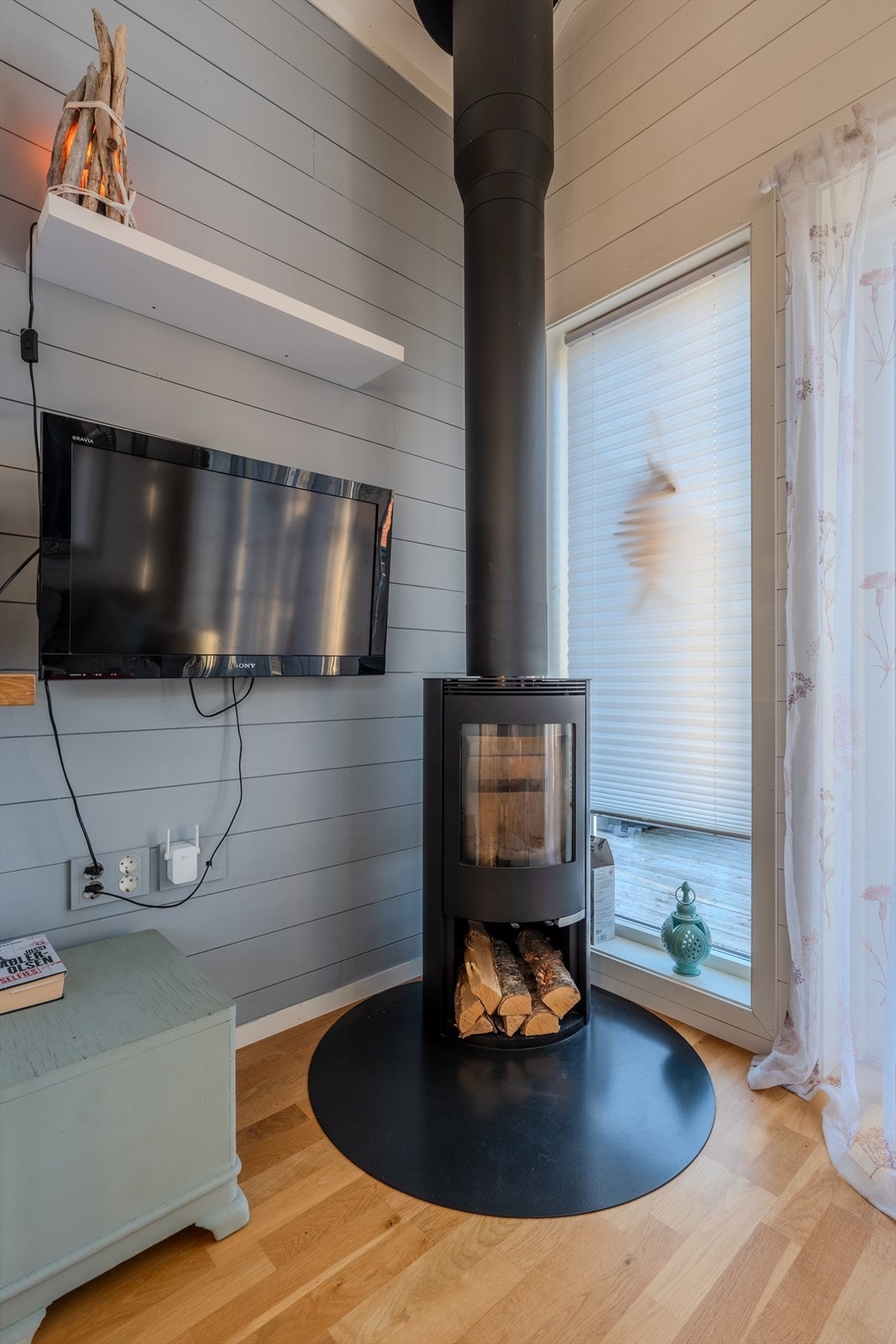 Vedovn som gir rask oppvarming av hytta Galleribilde