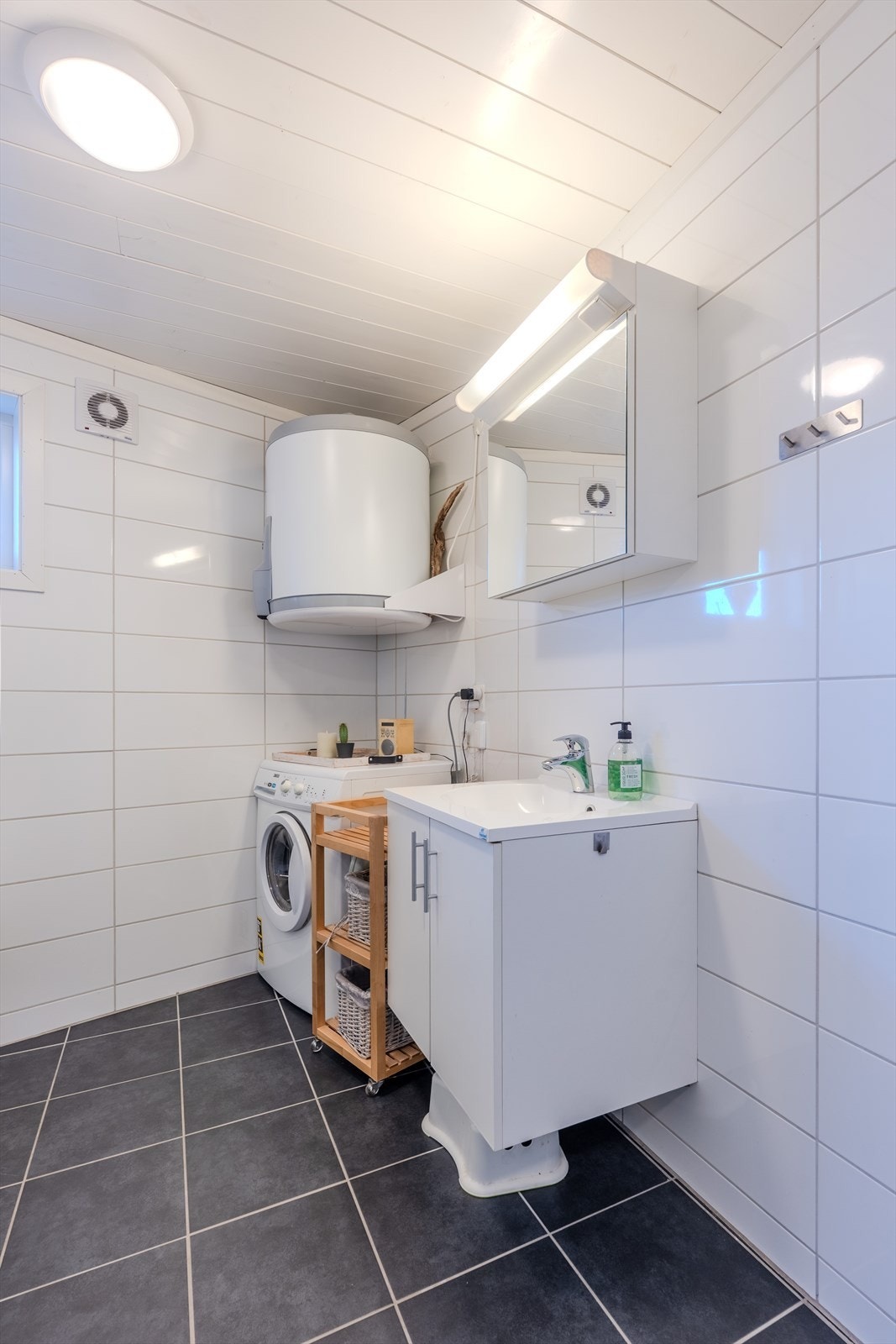 Bad med dusj og opplegg til vaskemaskin Galleribilde