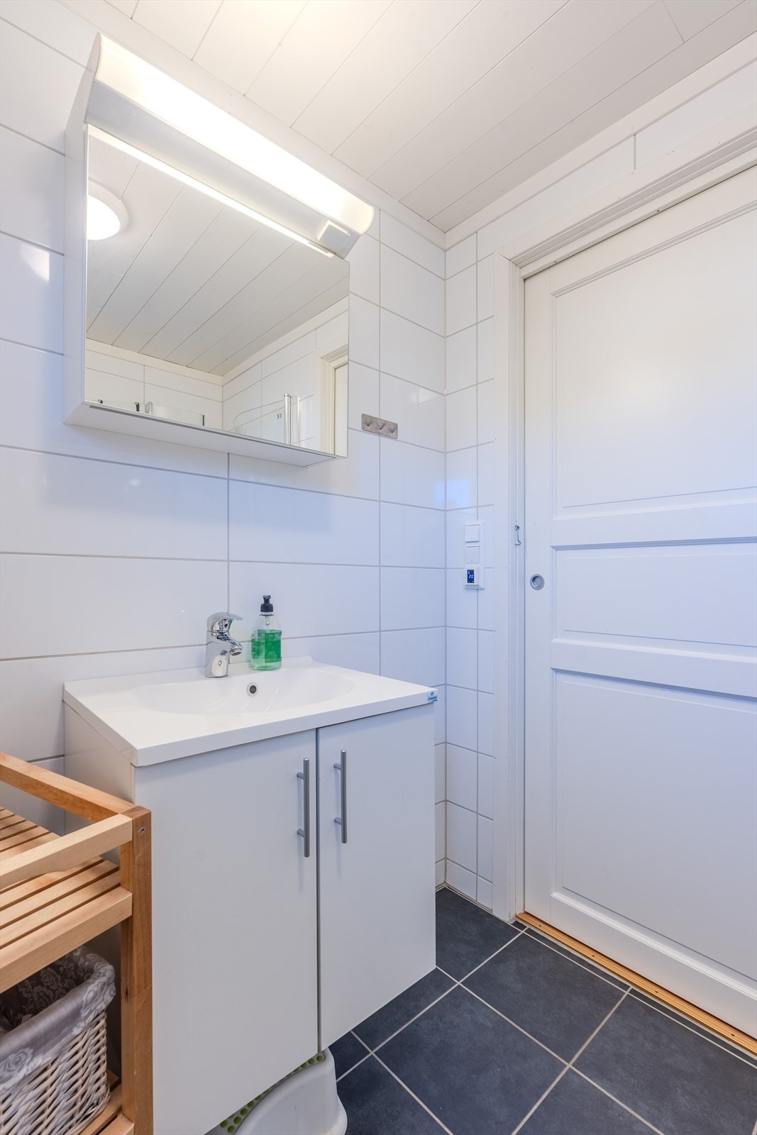 Bad med dusj og opplegg til vaskemaskin Galleribilde