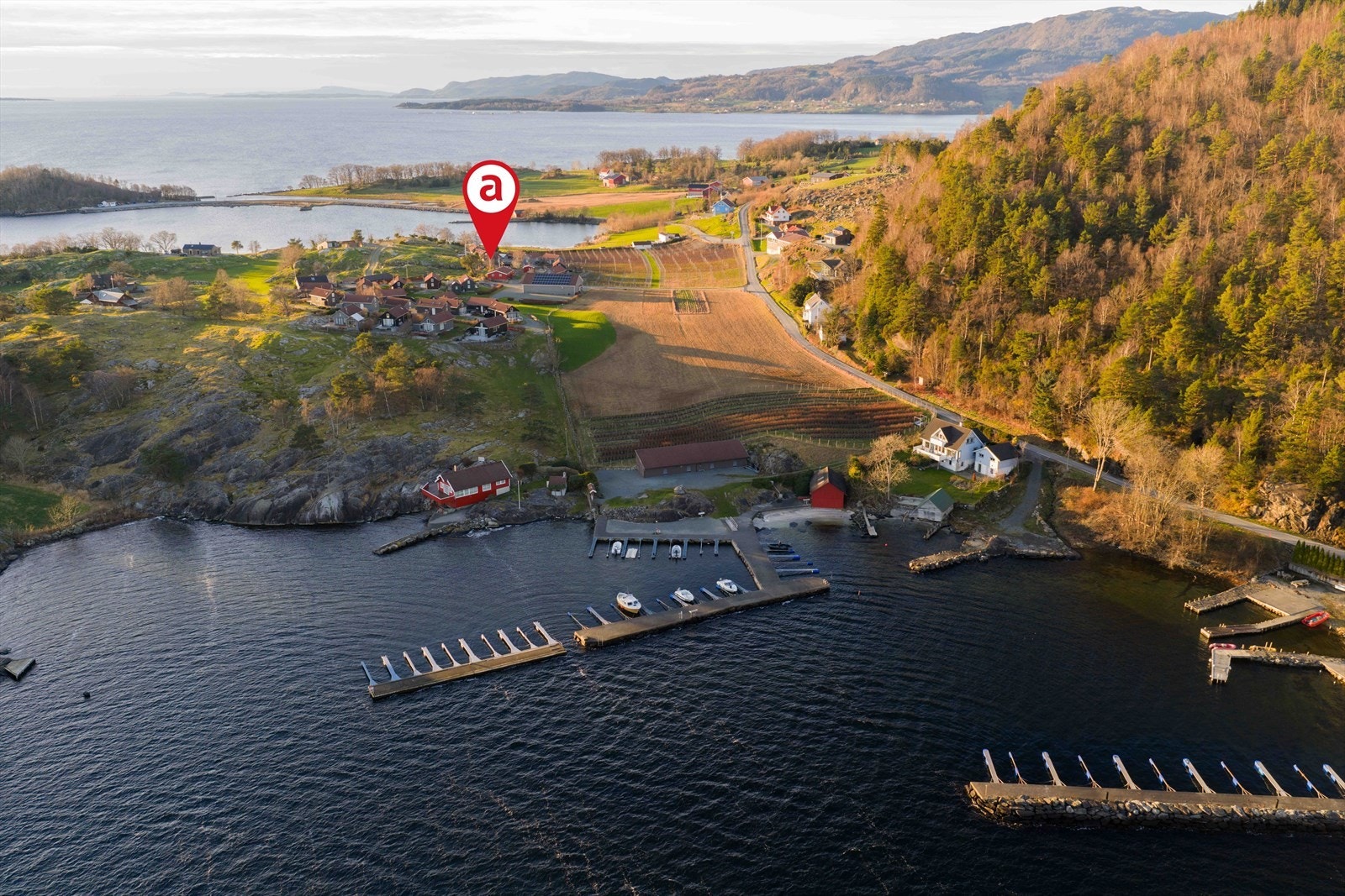 Idylliske omgivelser - båthavn og badeplass med strand like nedenfor Galleribilde