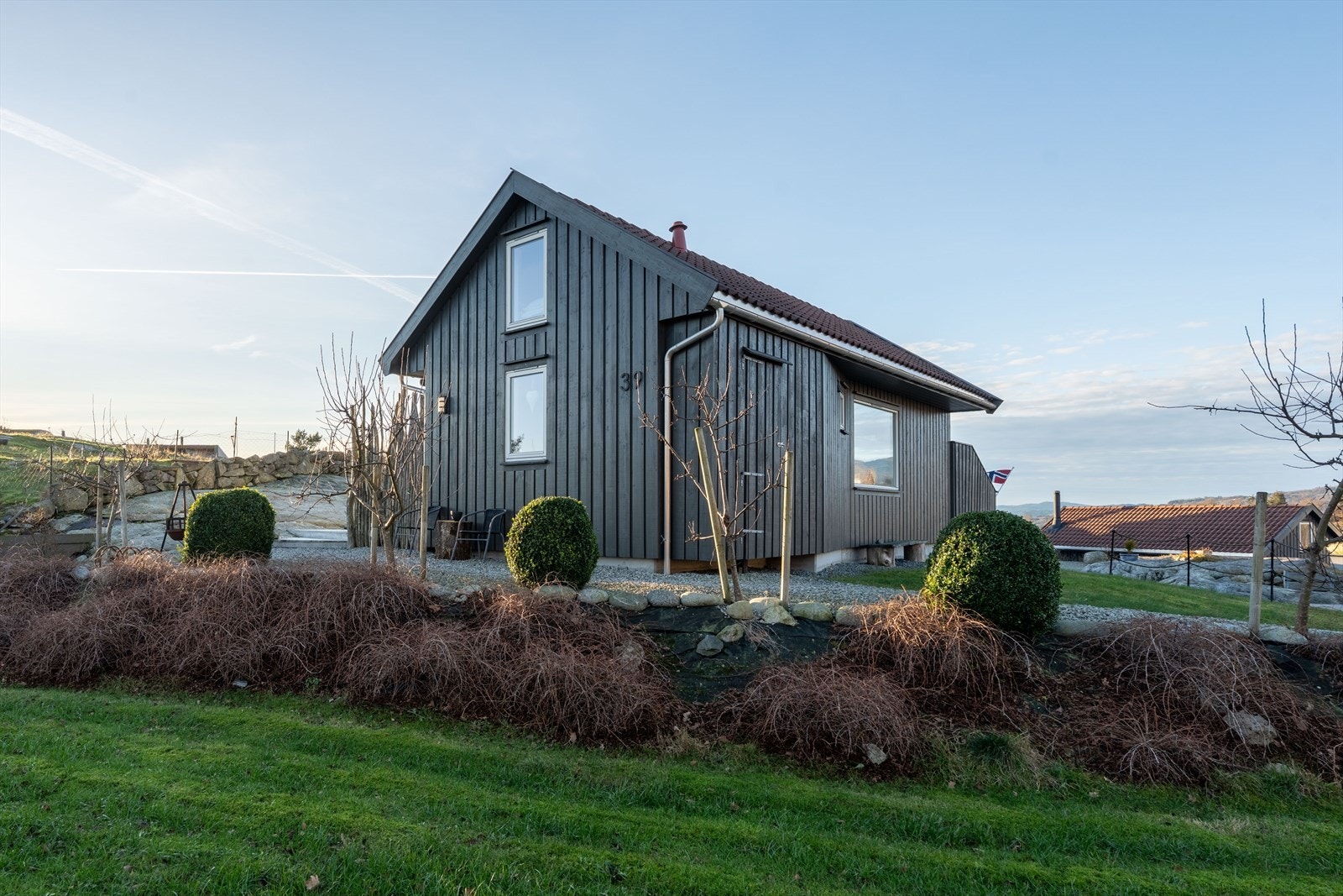 Fasade - pent opparbeidet uteområde Galleribilde