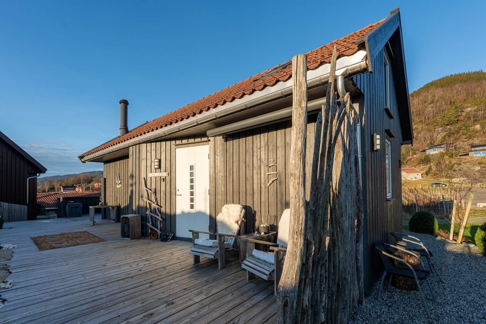 Romslig terrasse med flere soner for sittegrupper - markise og vindskjerm , godt tilrettelagt for sol og vind Galleribilde