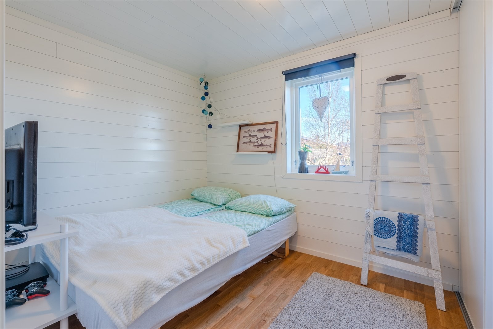 Soverom 1 etasje med skyvedørsgarderobe Galleribilde