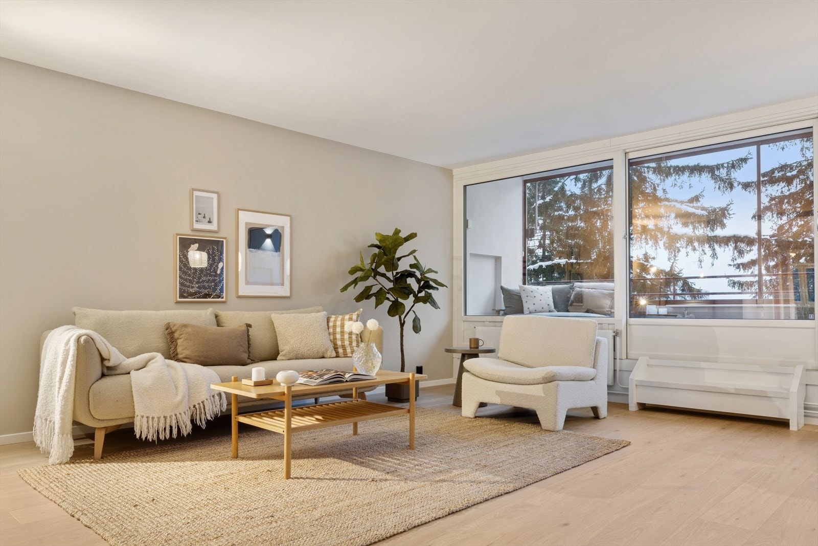 De store vindusflatene slipper inn rikelig med naturlig lys, som gir en god atmosfære i leiligheten. Galleribilde