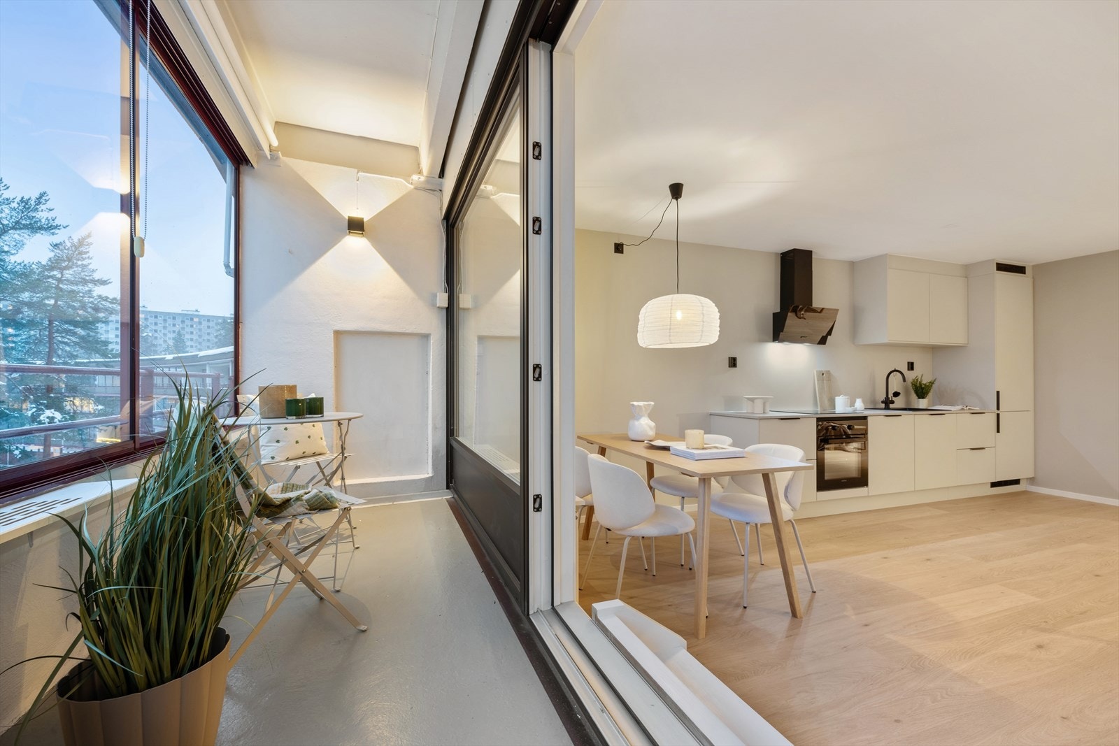 Videre fra stuen har du adgang til en herlig balkong på 7 m². Galleribilde