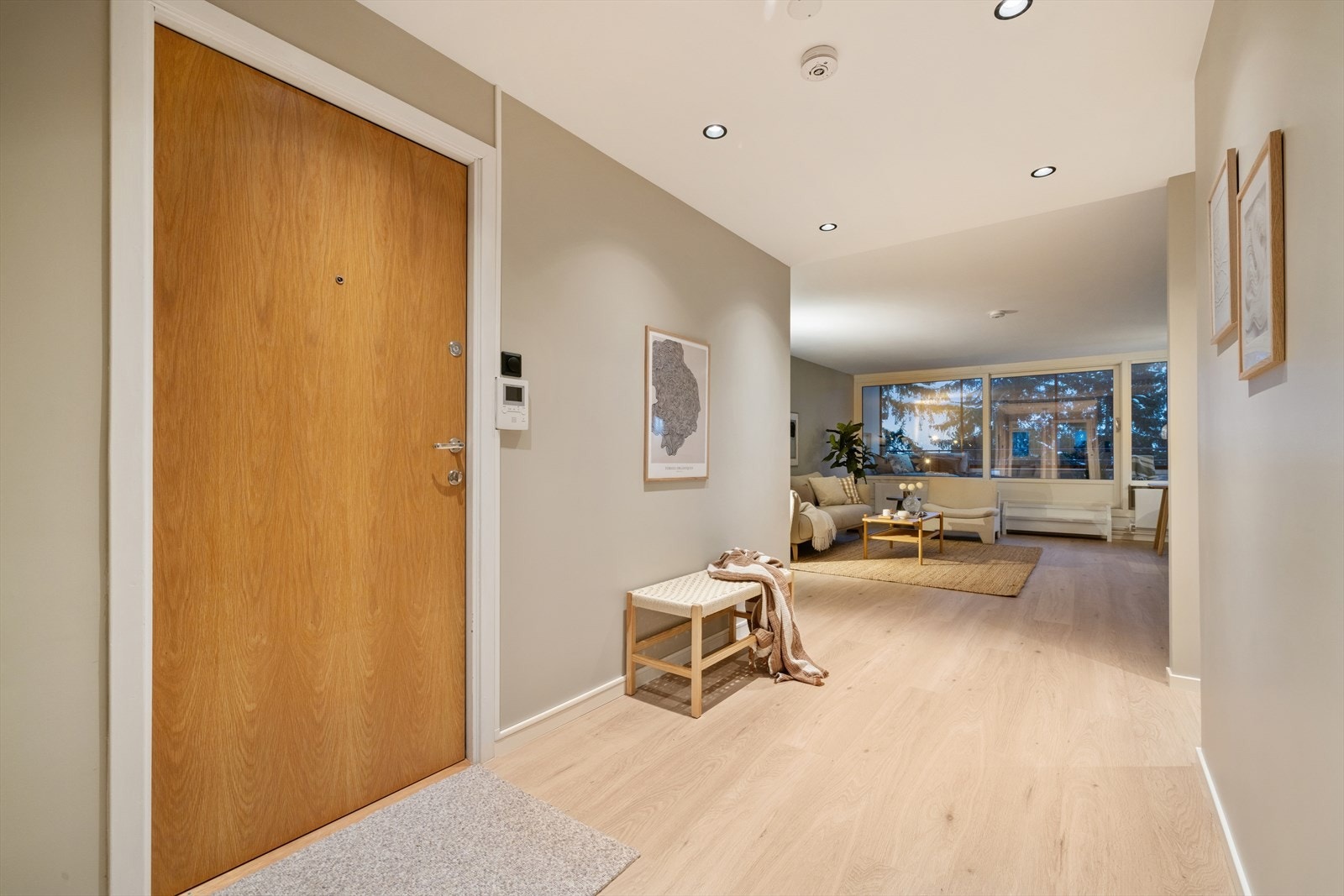 Du ønskes velkommen inn i en lys og romslig entré. Galleribilde