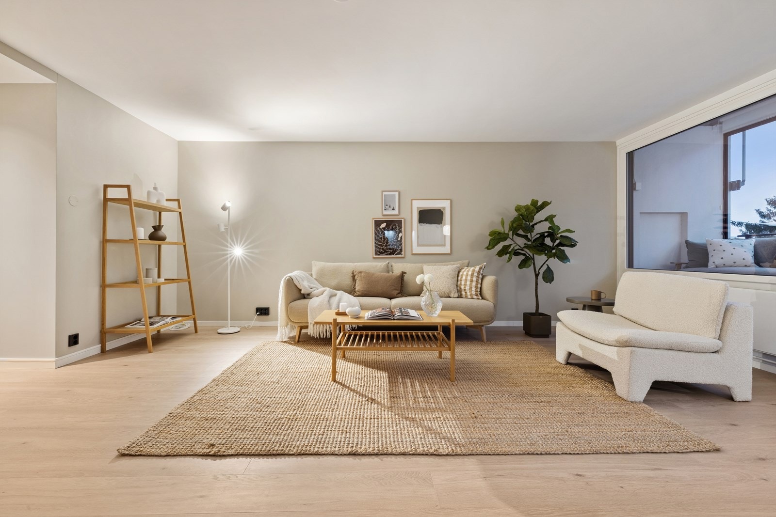 Innbydende og lekker stue i lyse fargetoner, som gjør det enkelt å innrede slik du ønsker. Galleribilde